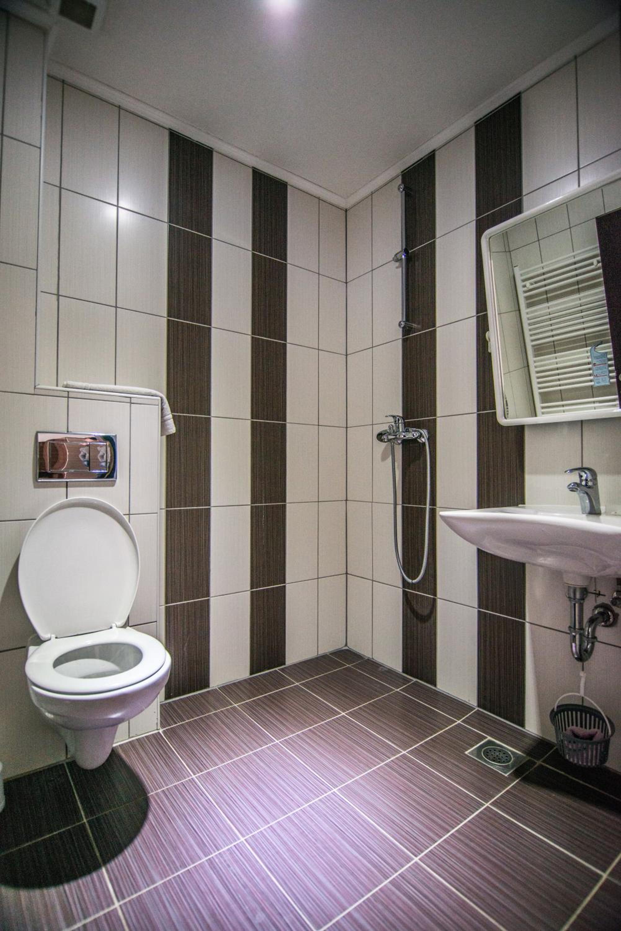 Double Room - Disability Access photo 3