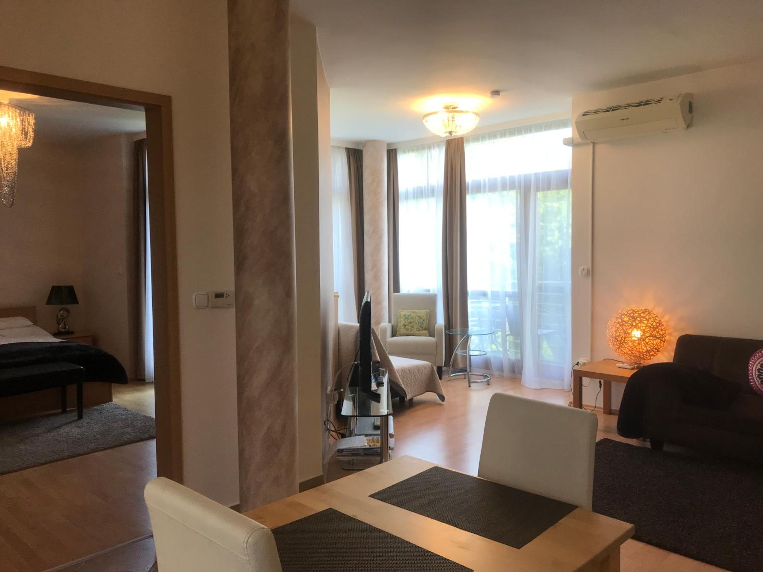 Superior One-Bedroom Apartment - Photo 1