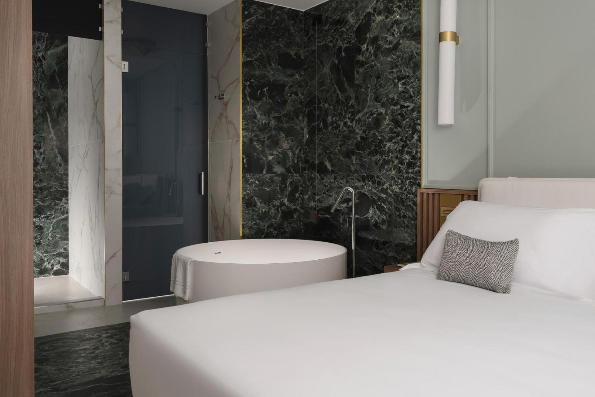 Executive Suite - Photo 6