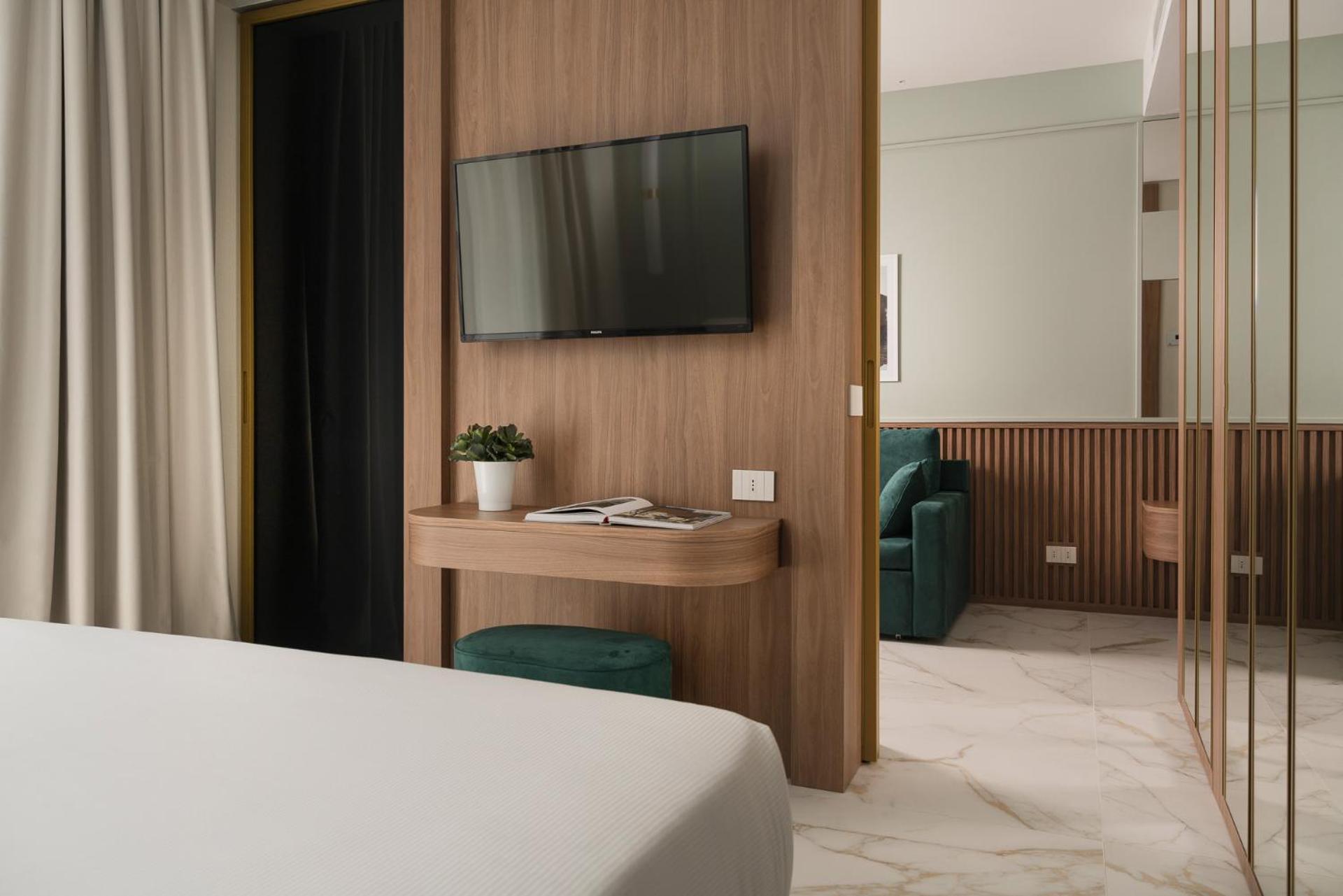 Executive Suite - Photo 7