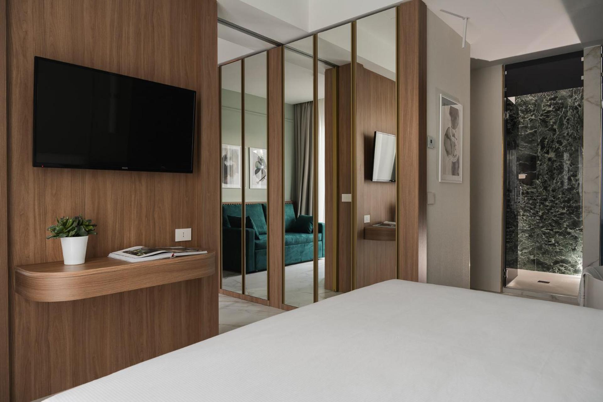 Executive Suite - Photo 4