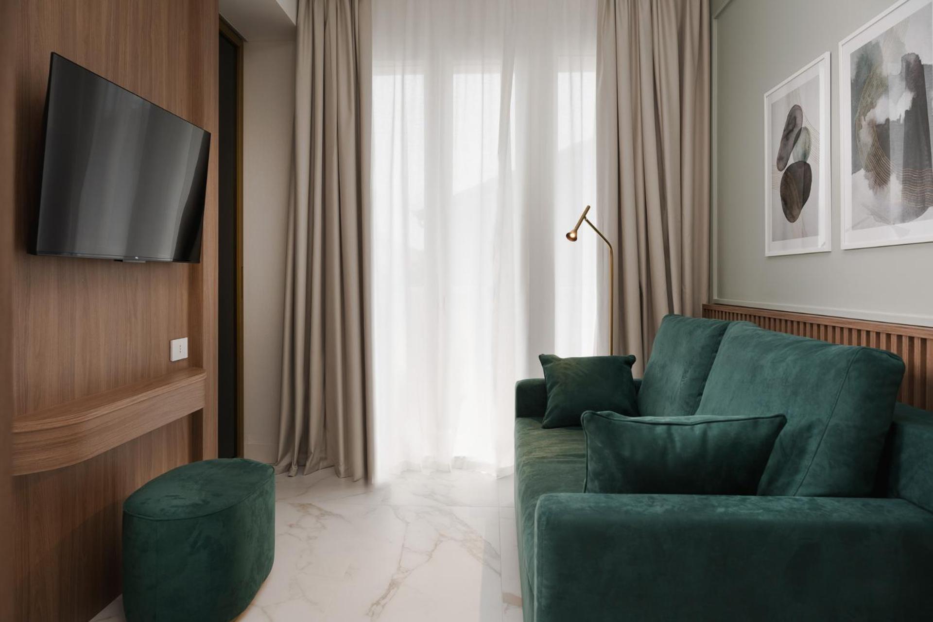 Executive Suite - Photo 1