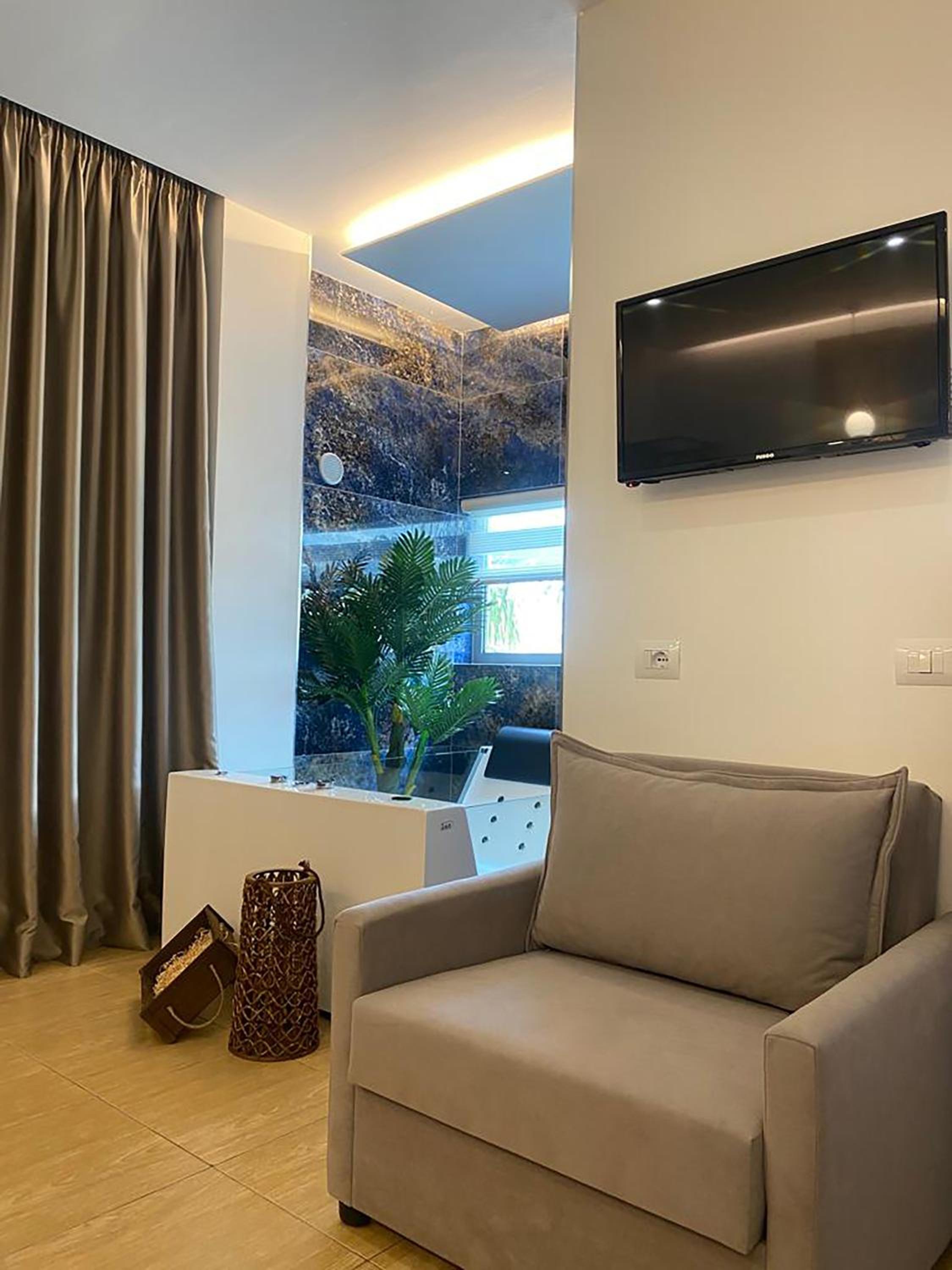 Double Room with Jacuzzi photo 1
