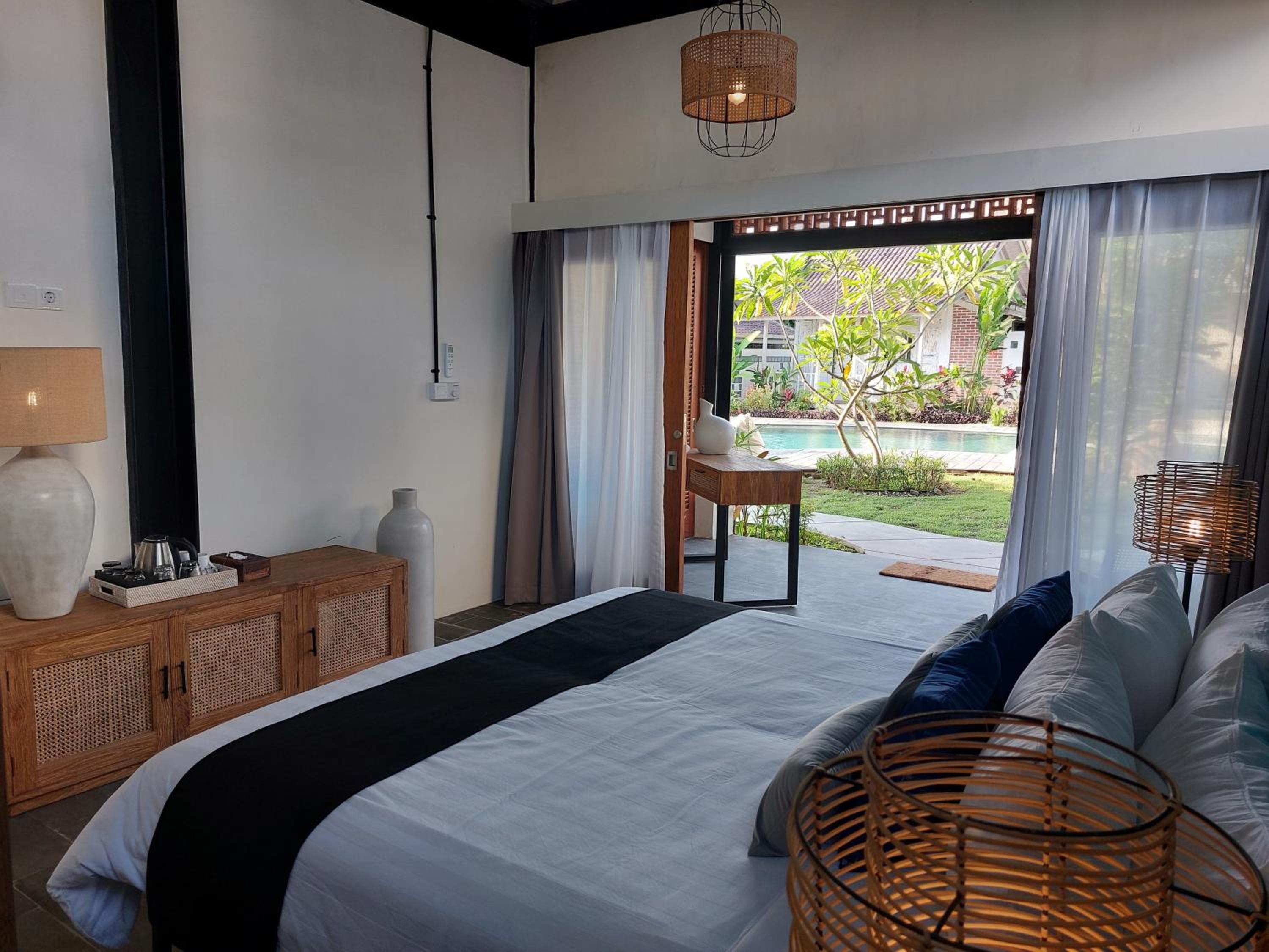 Superior King or Twin room, Pool Side (Stone 9)