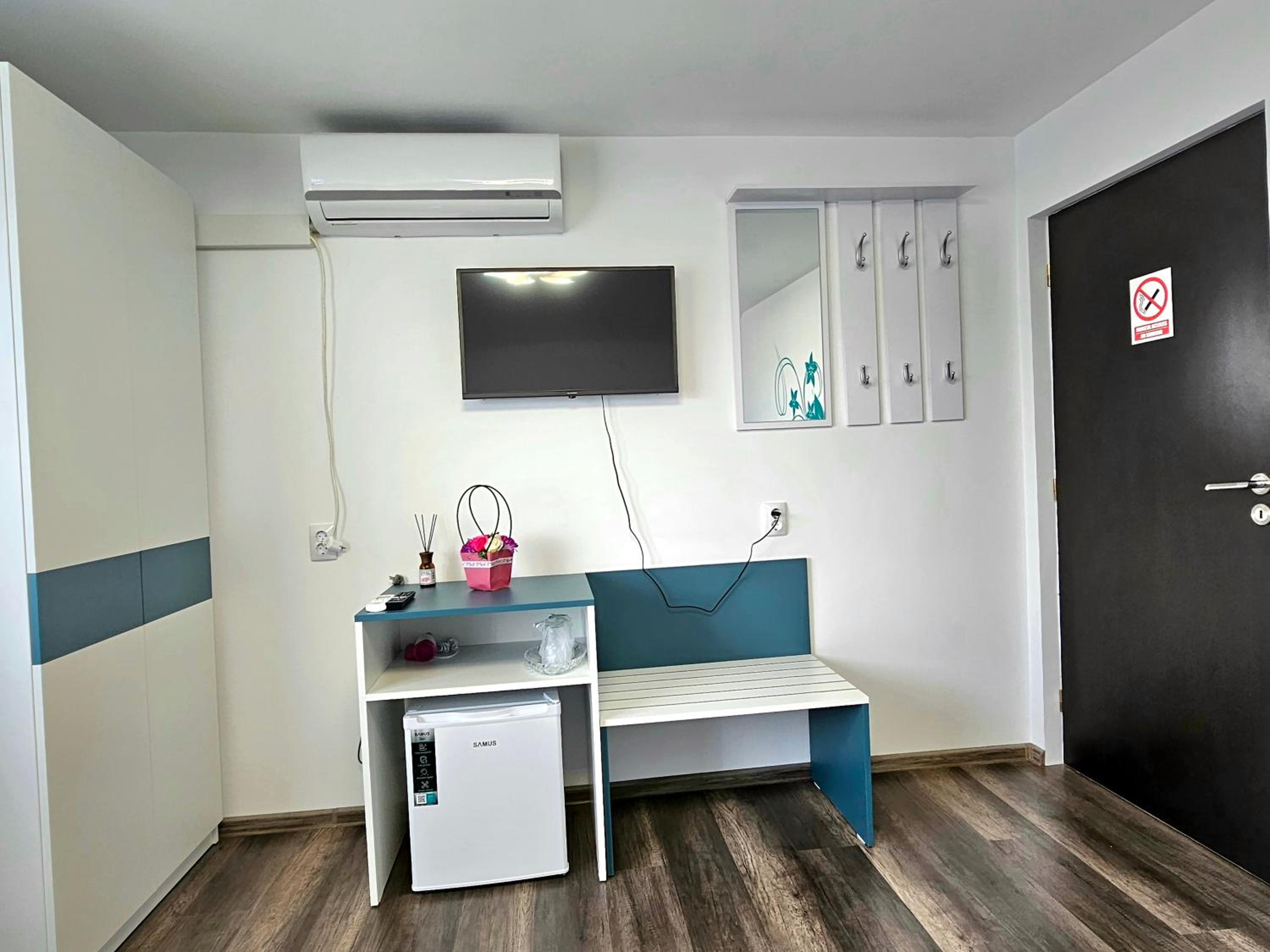 Double Room with Private External Bathroom - Photo 1