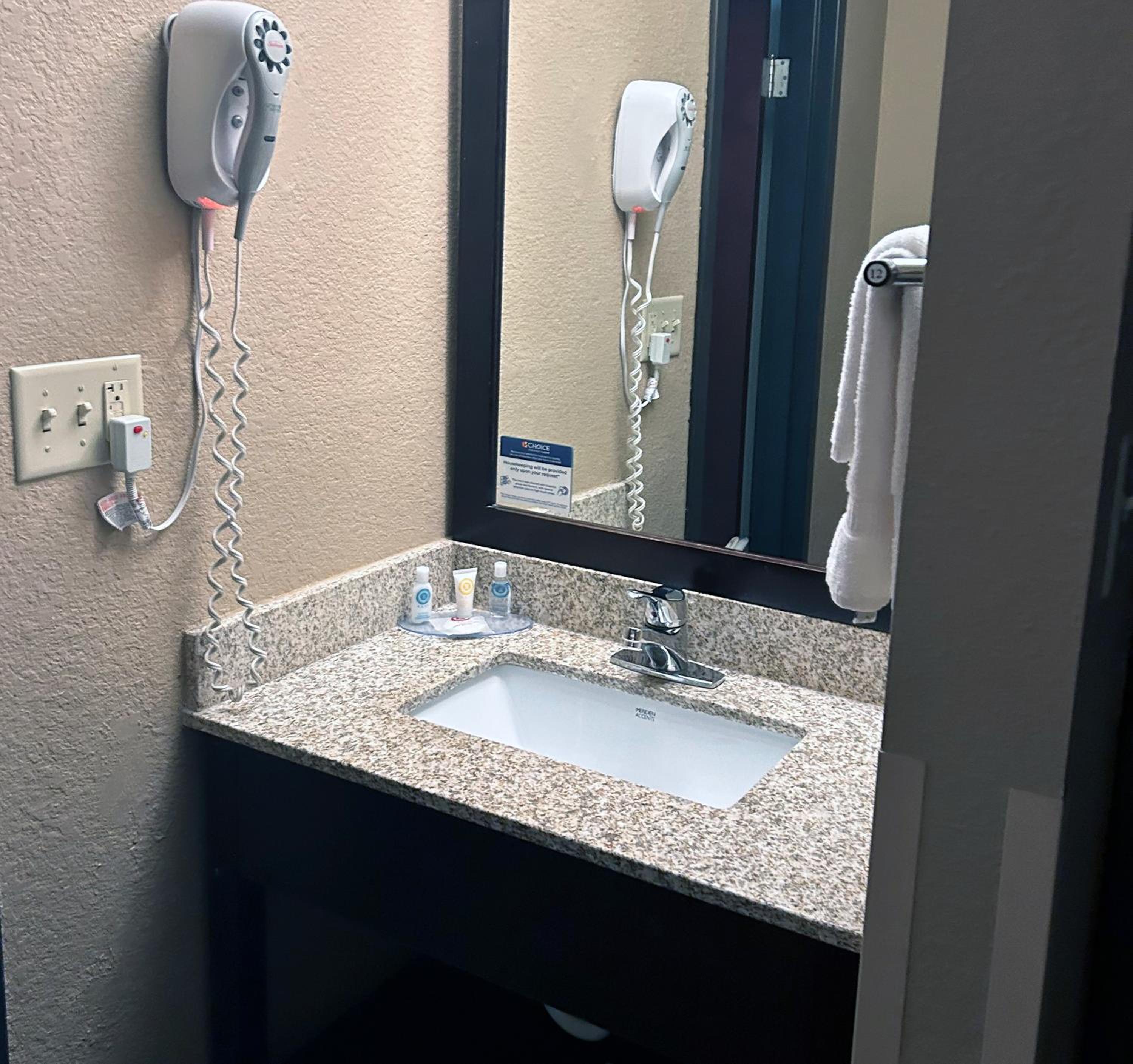 King Room - Non-Smoking - Photo 2