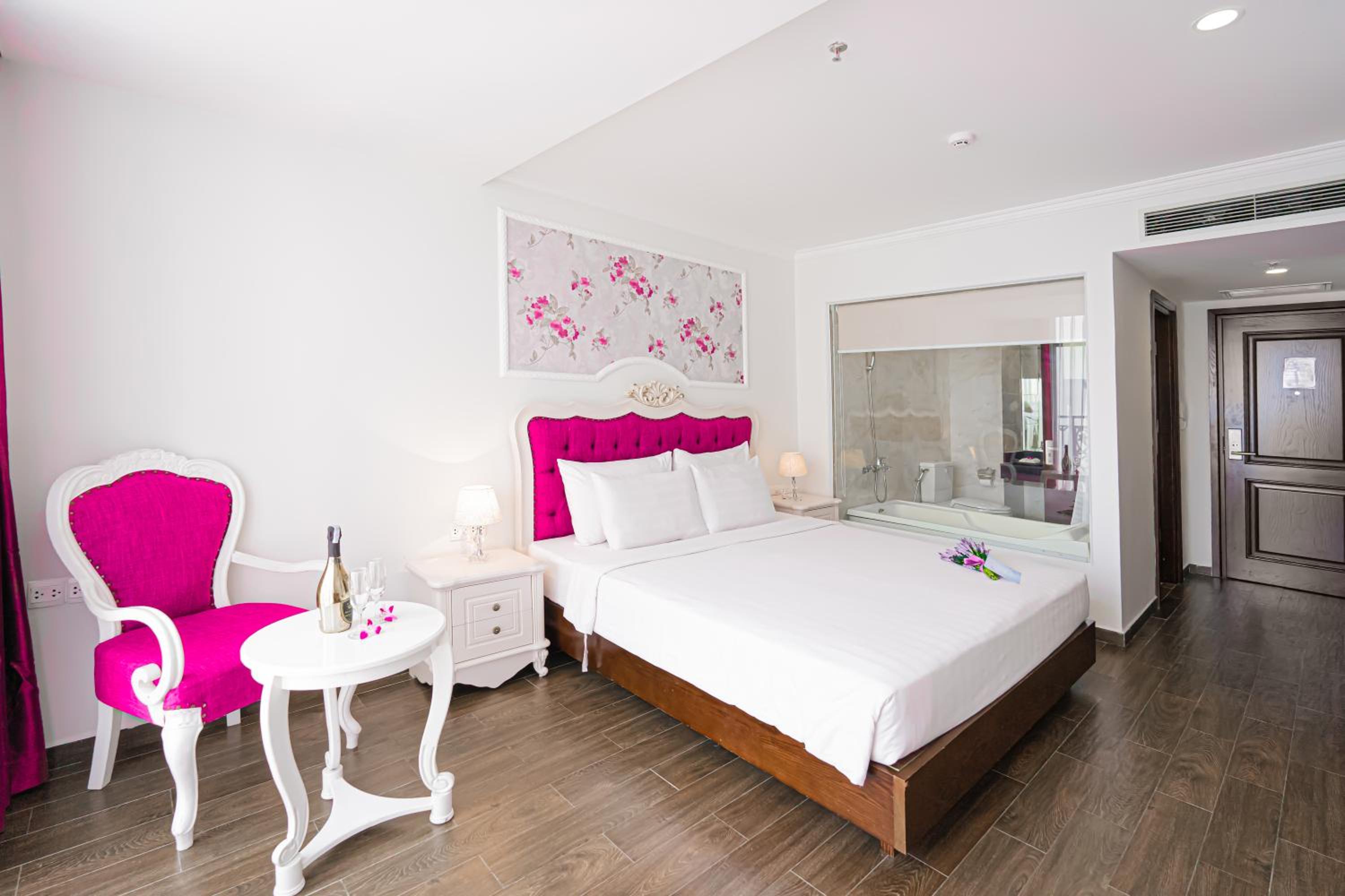 Queen Room with Balcony photo 2