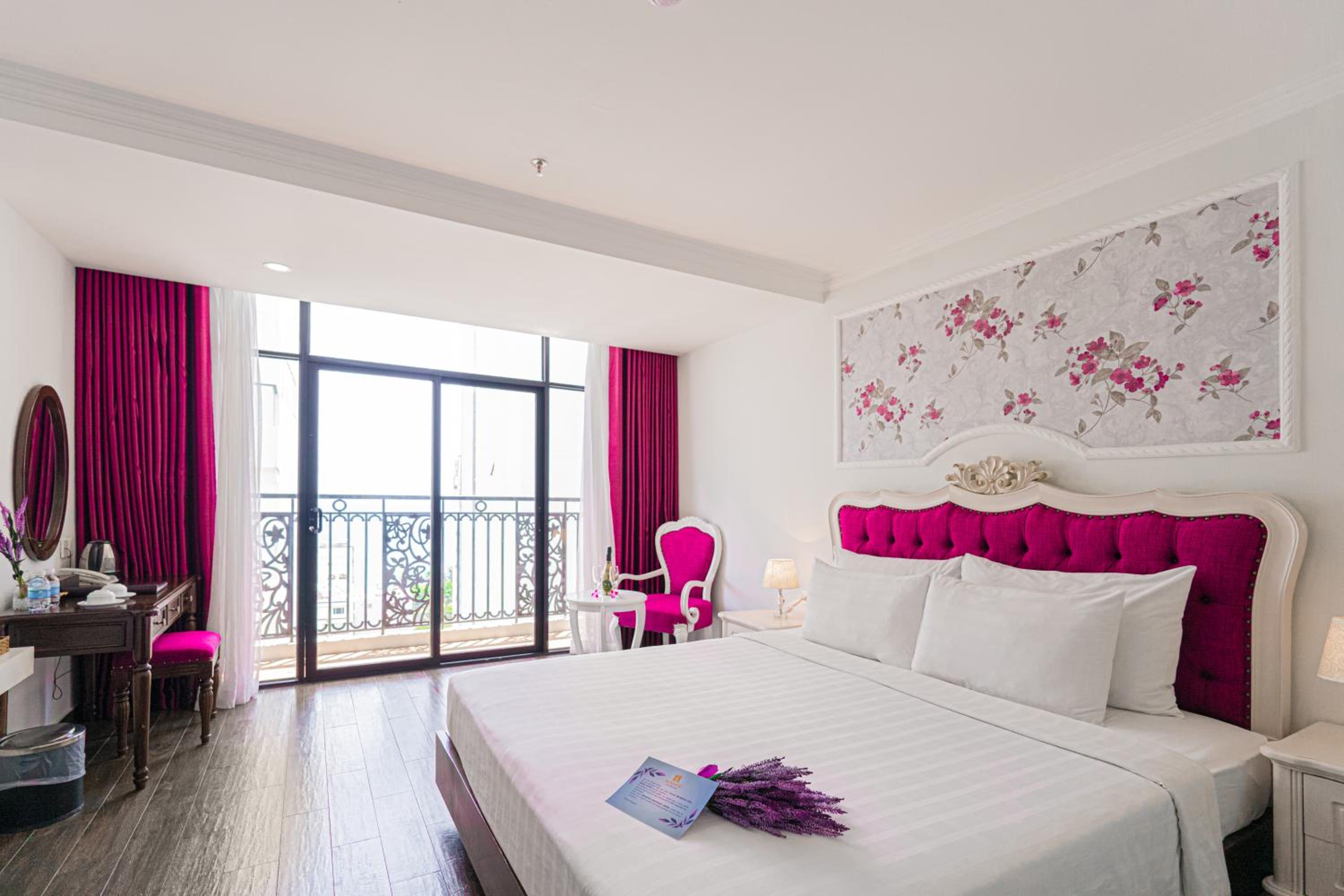 Queen Room with Balcony photo 1