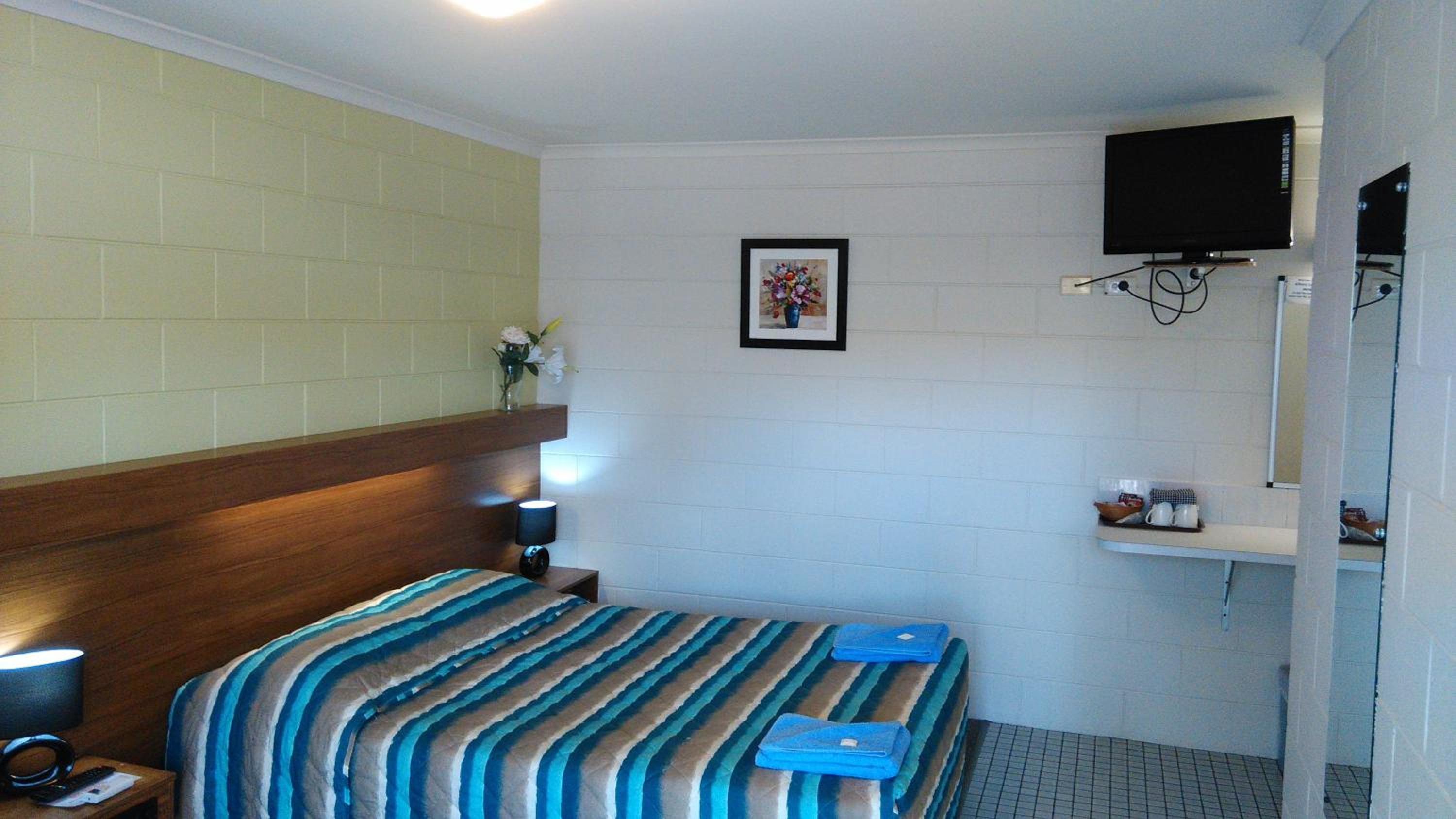 Queen Room photo 2
