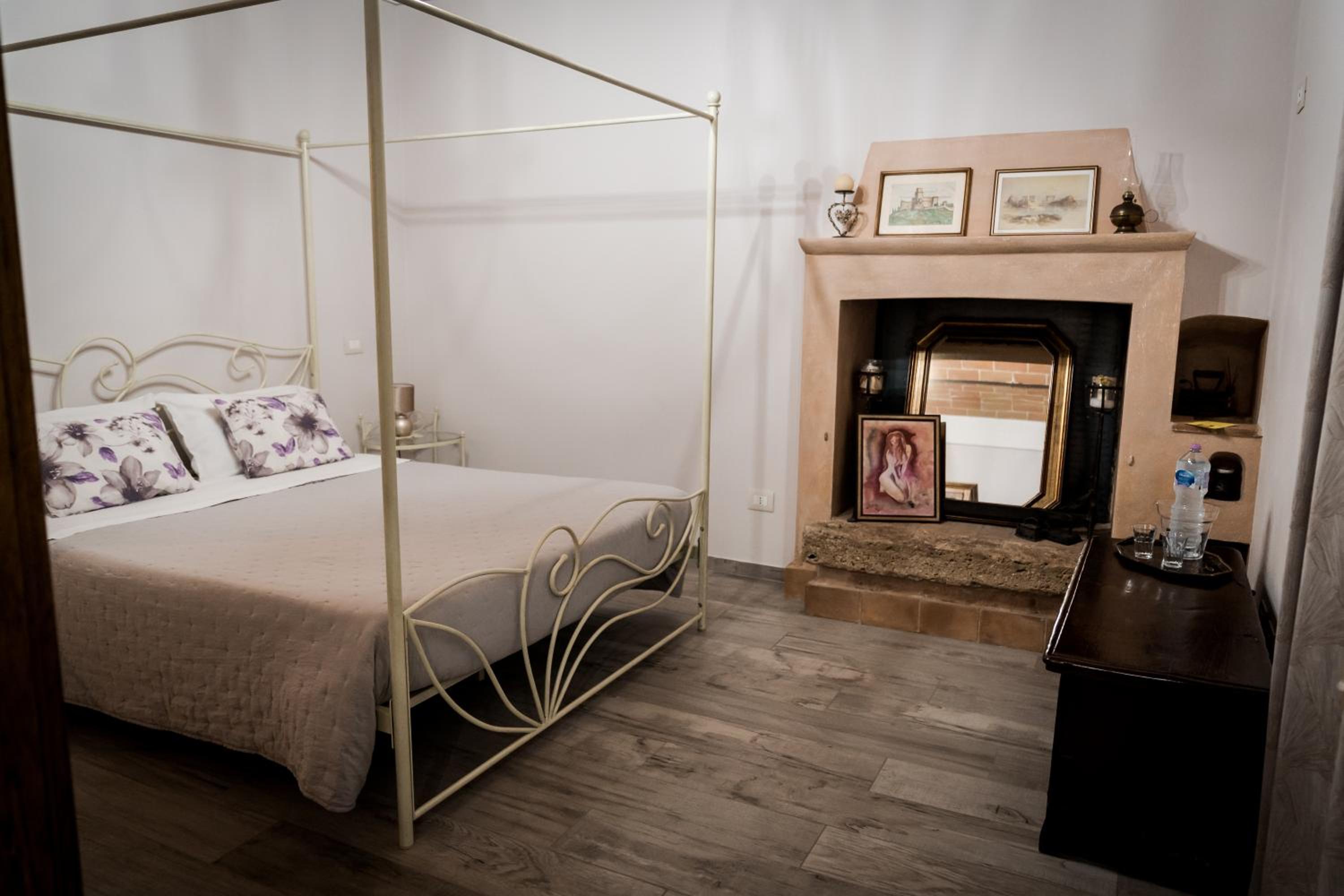 Double Room - Photo 5