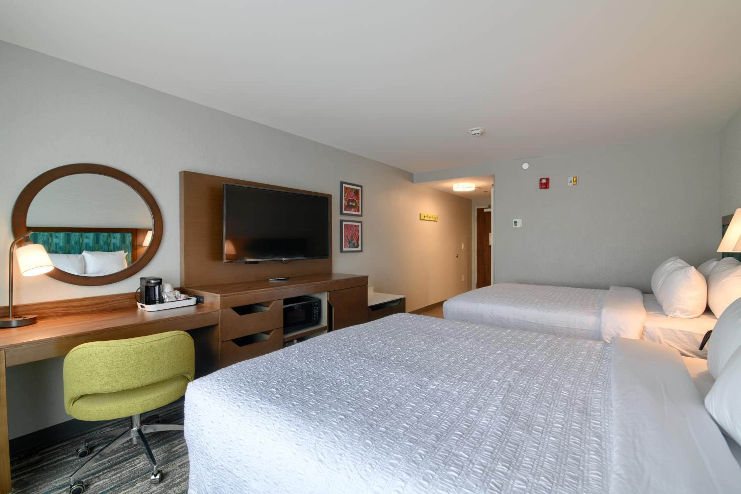 Queen Room with Two Queen Beds - Photo 5