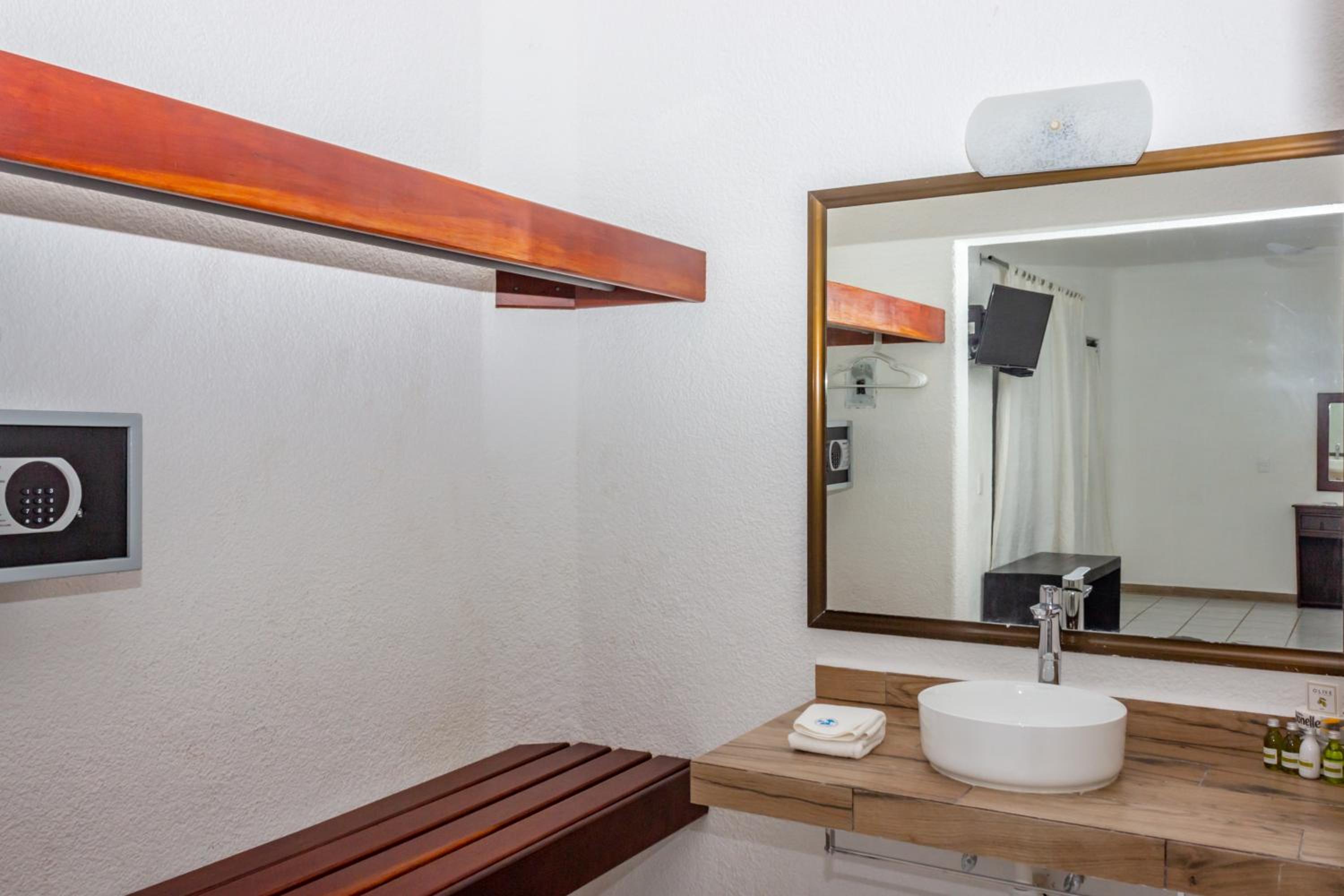 Deluxe Double Room - Photo 9
