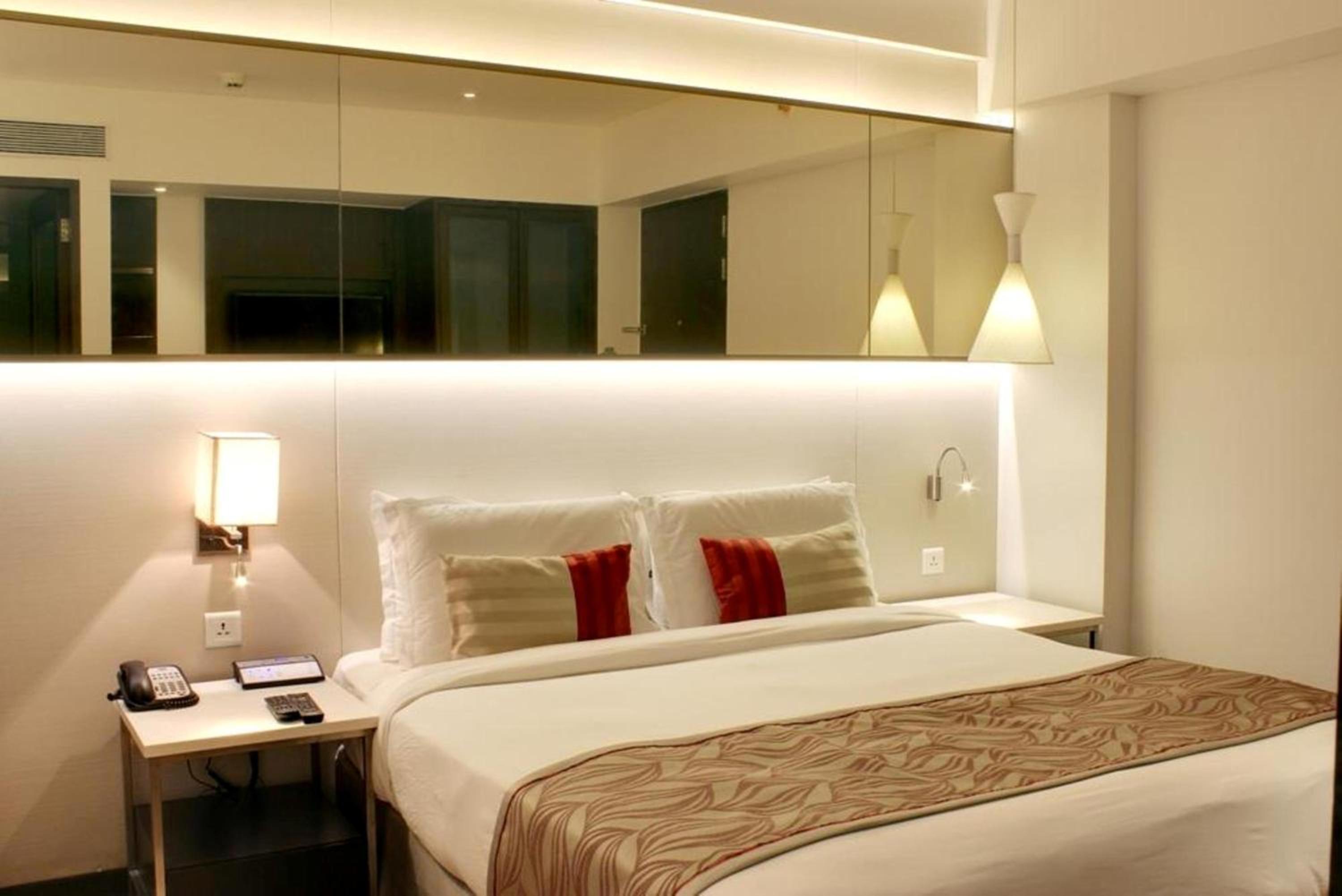 Superior Room King Bed with 15% discount on Laundry , Food and Soft Beverages - Photo 1