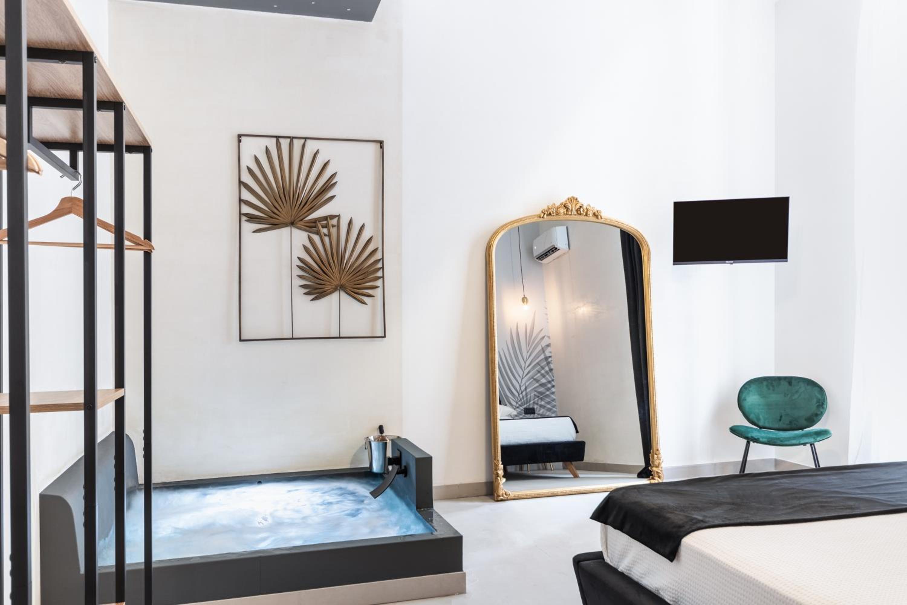 Deluxe Suite with Spa Bath photo 1