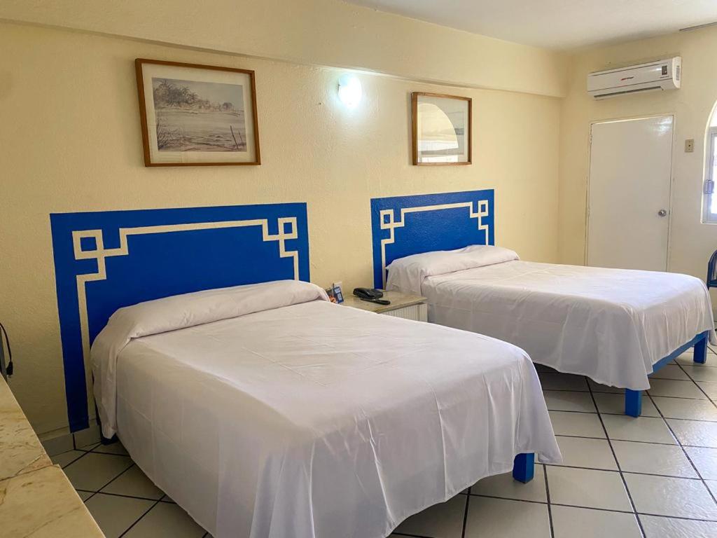Double Room with Pool View - Photo 1