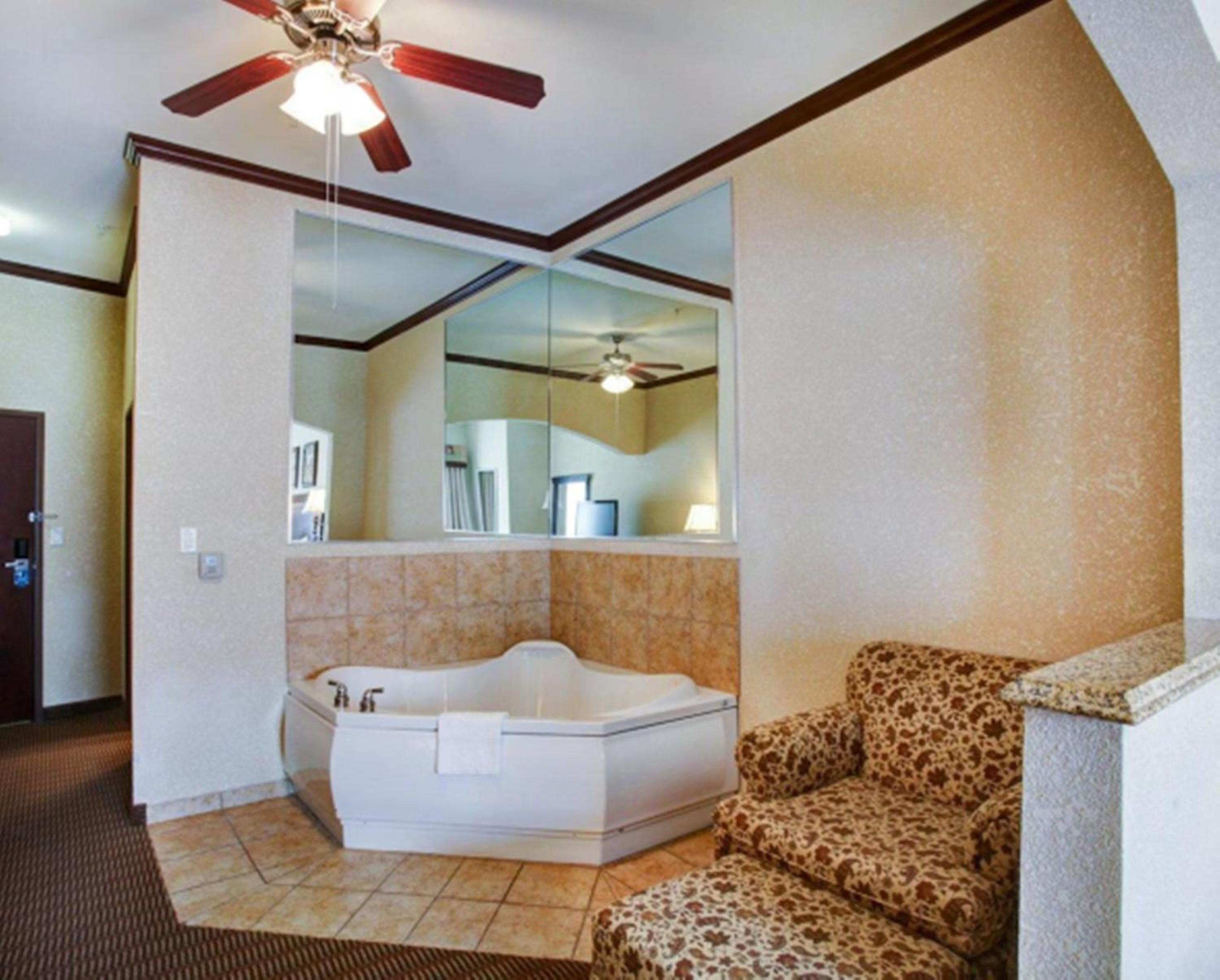 King Suite - Non-Smoking - Photo 5