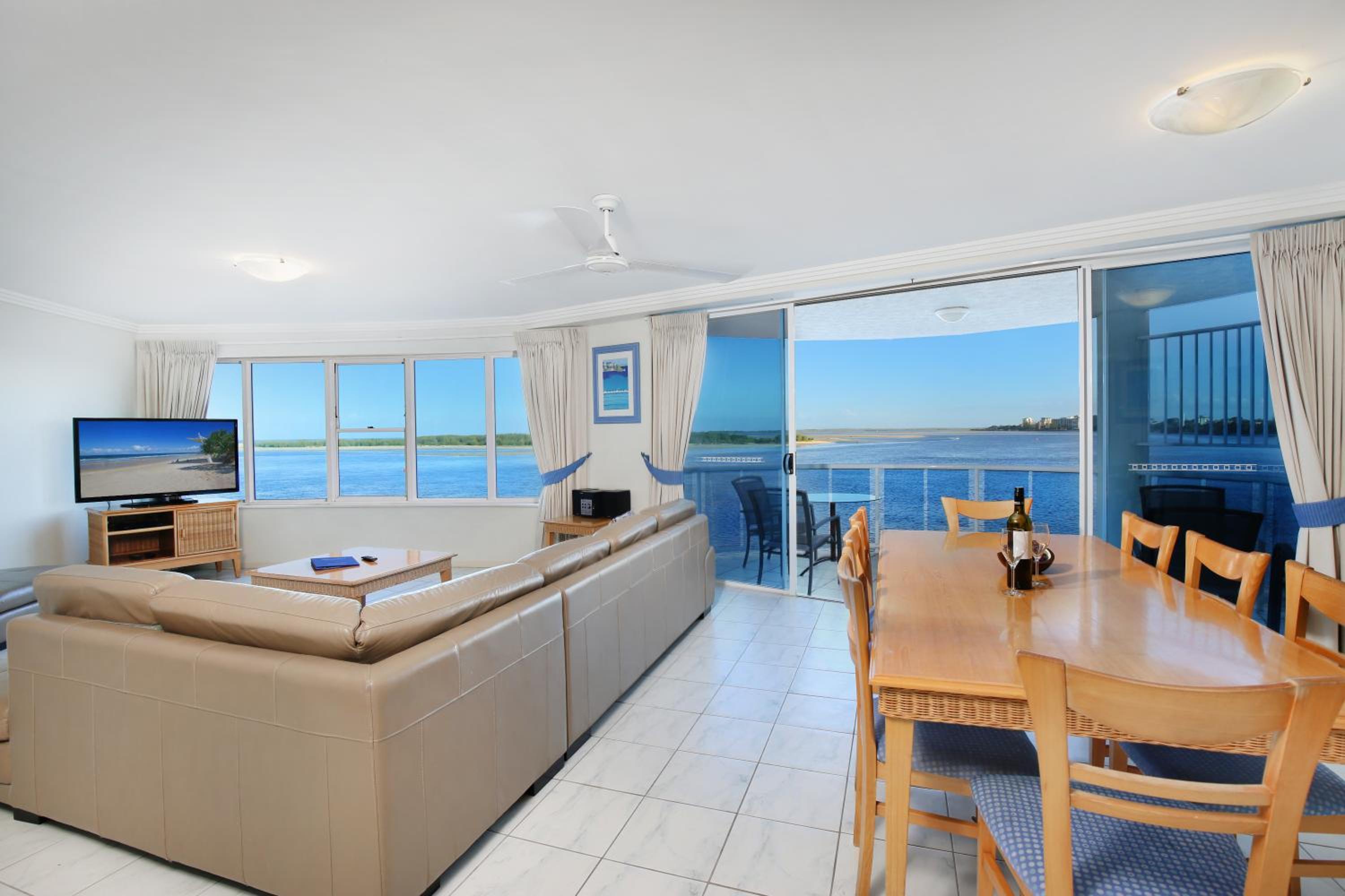 Deluxe Three-Bedroom Apartment - Absolute Waterfront photo 1