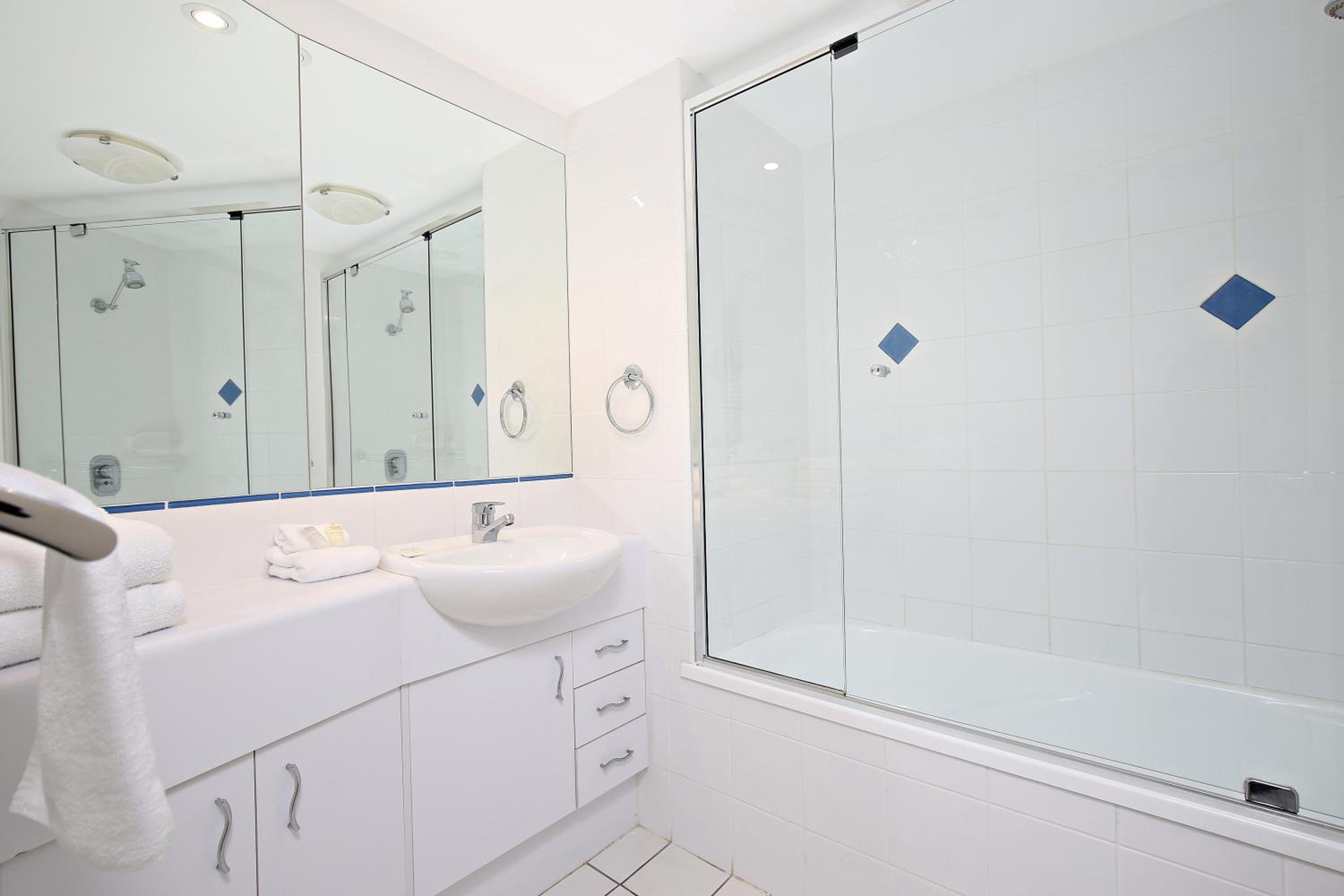 Deluxe Three-Bedroom Apartment - Absolute Waterfront photo 3