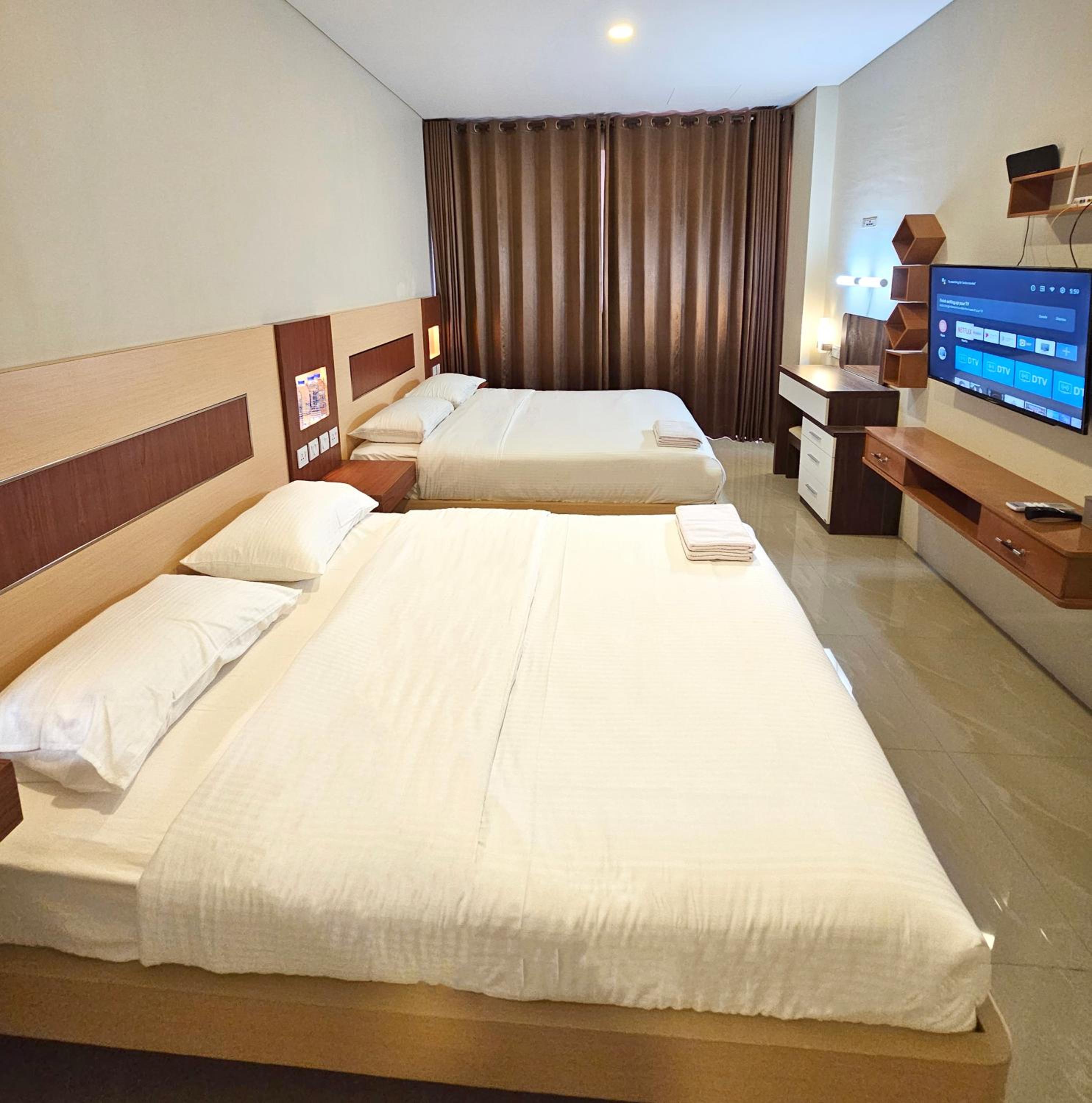 Standard Queen Room with Two Queen Beds - Photo 11