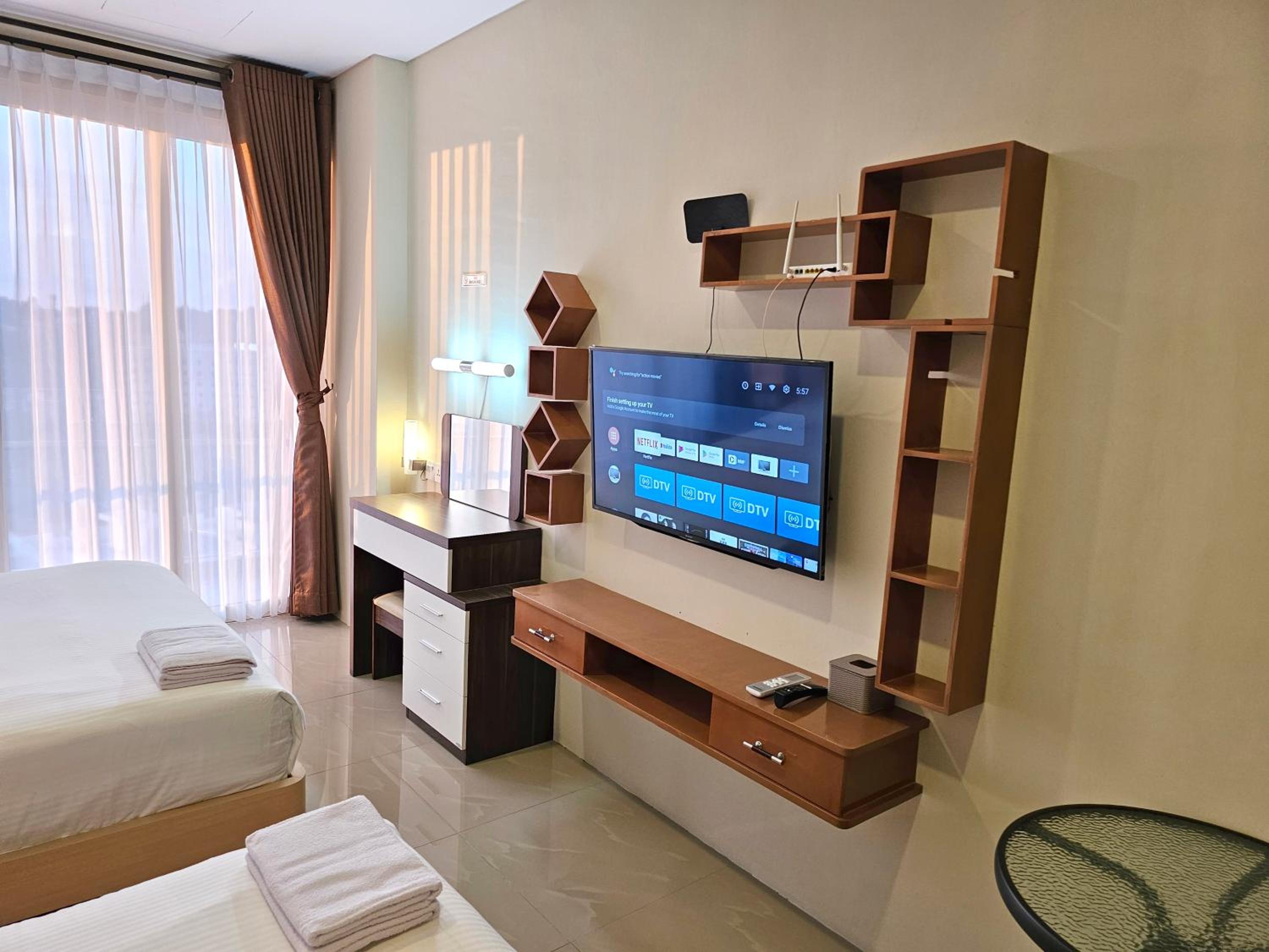 Standard Queen Room with Two Queen Beds - Photo 9