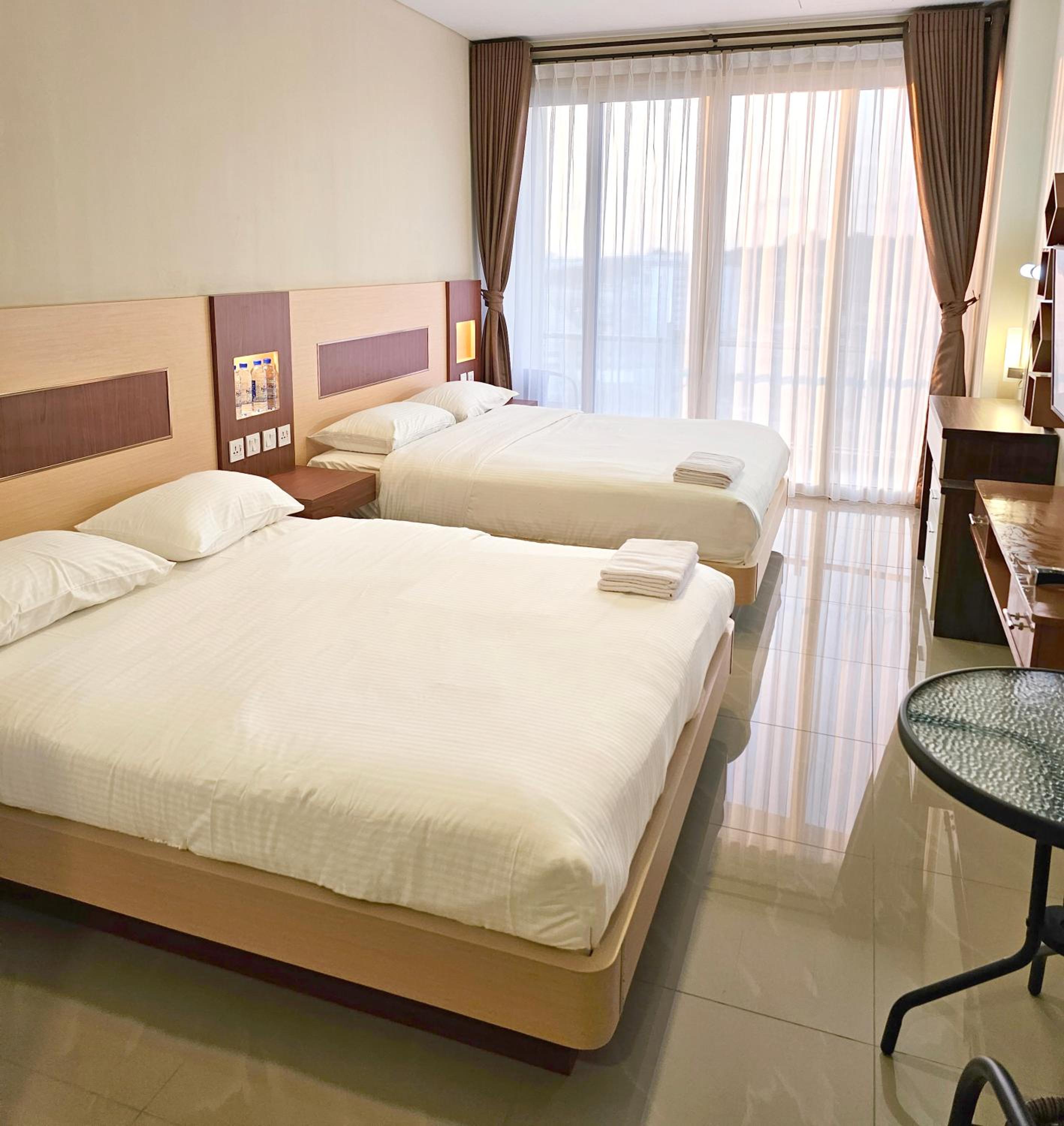 Standard Queen Room with Two Queen Beds - Photo 10