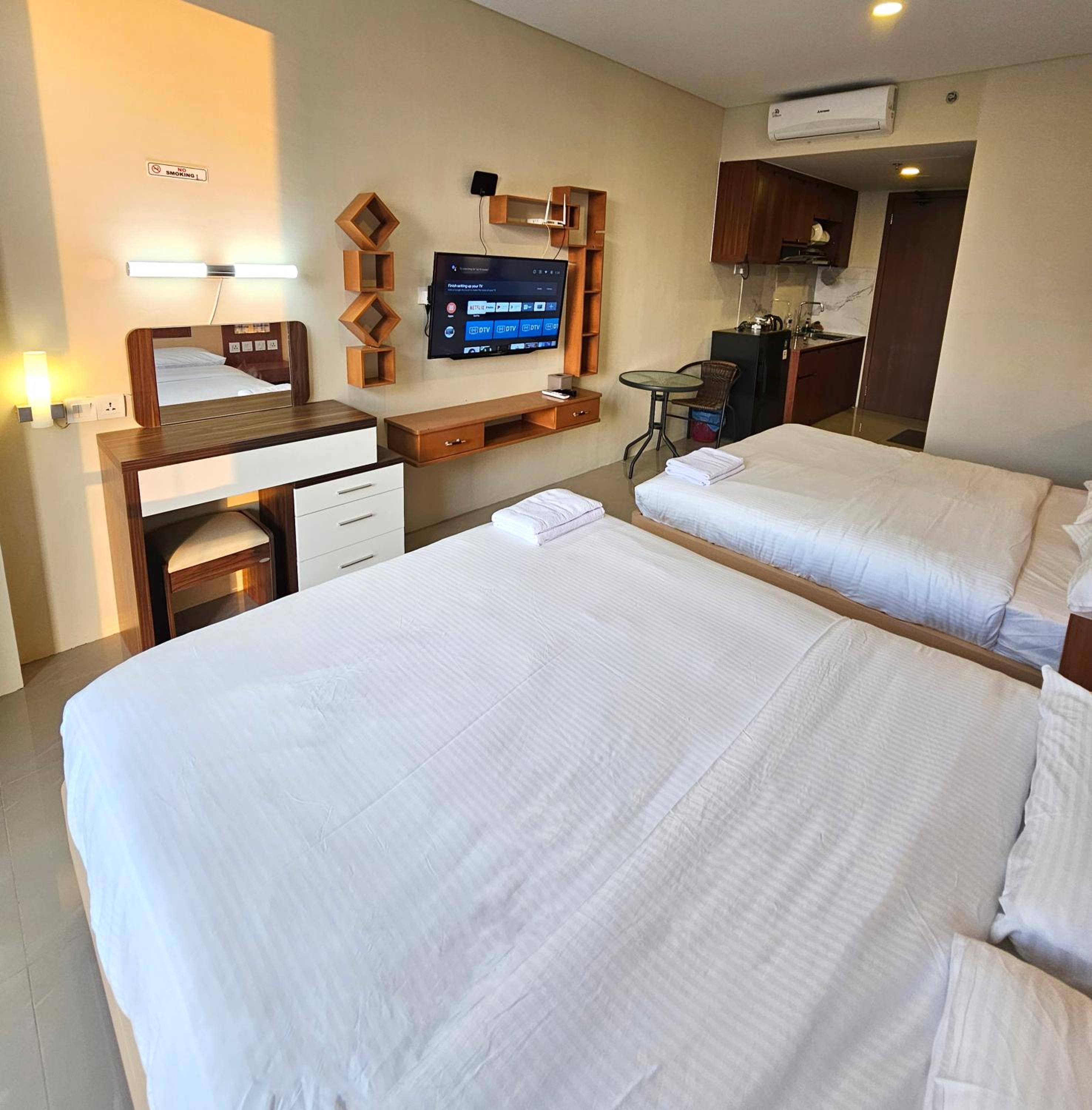 Standard Queen Room with Two Queen Beds - Photo 7