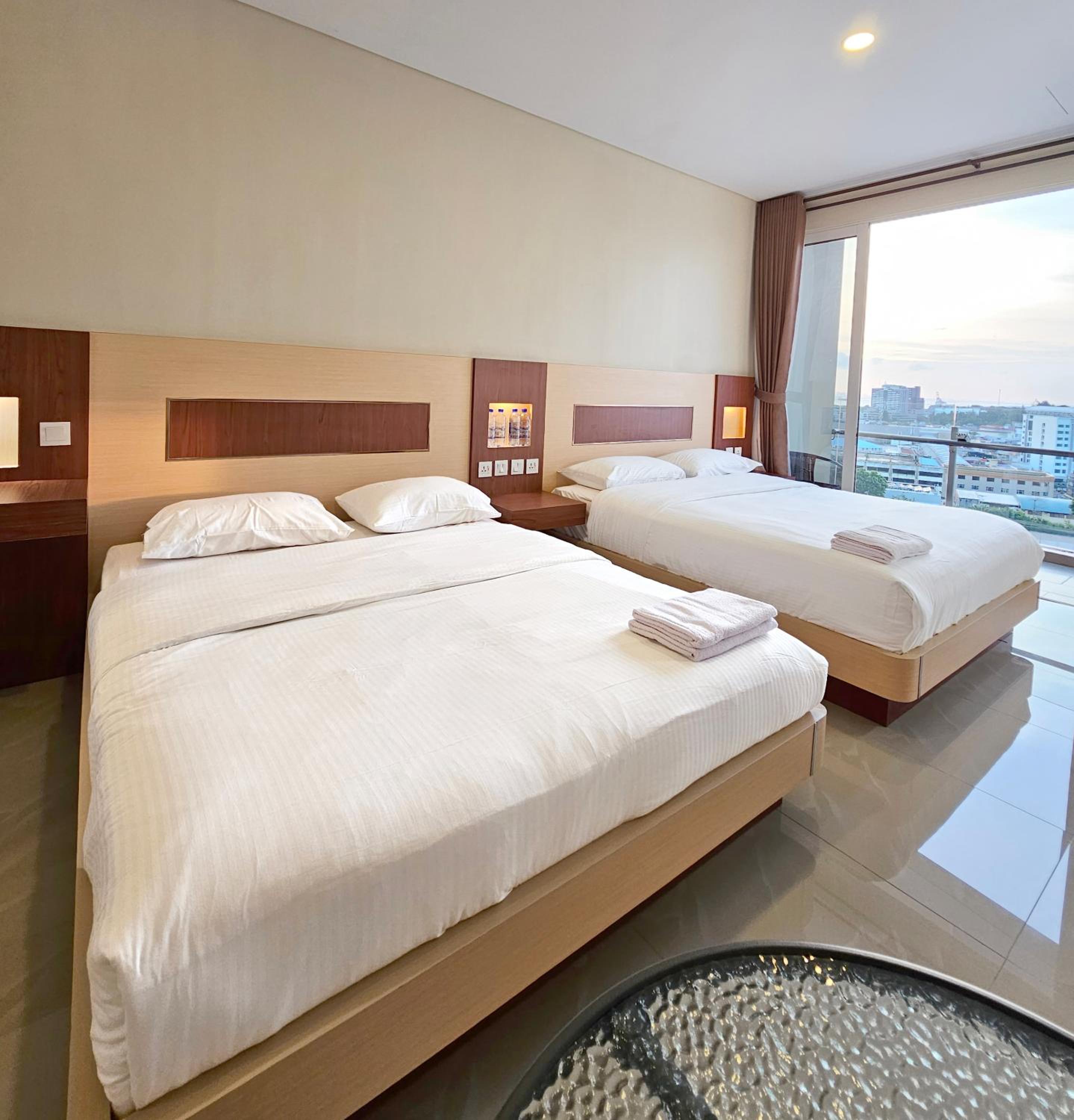 Standard Queen Room with Two Queen Beds - Photo 5