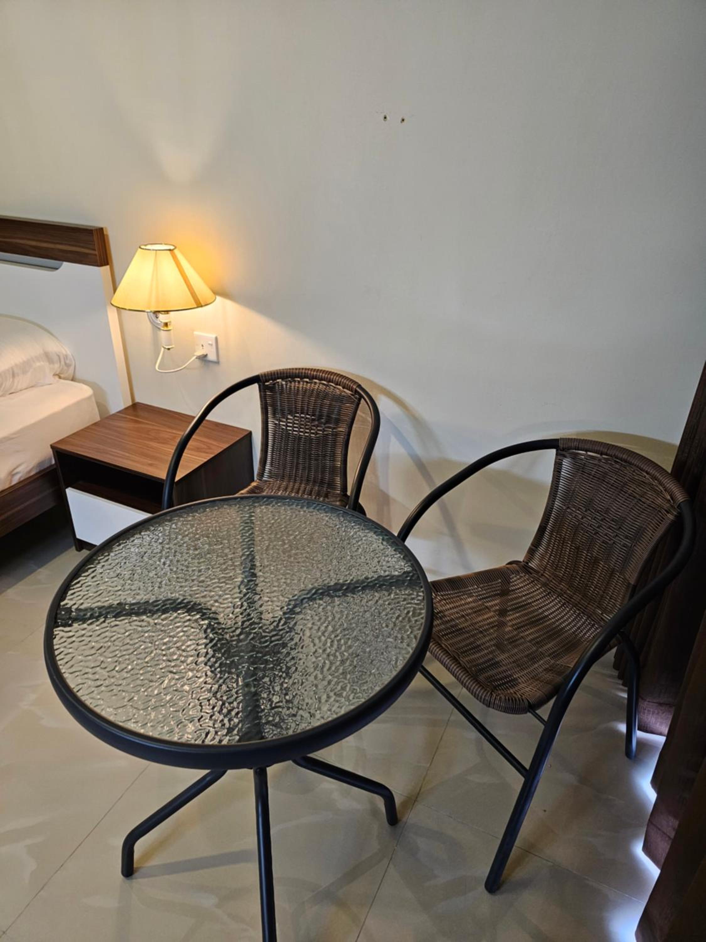 Standard Queen Room with Two Queen Beds - Photo 4