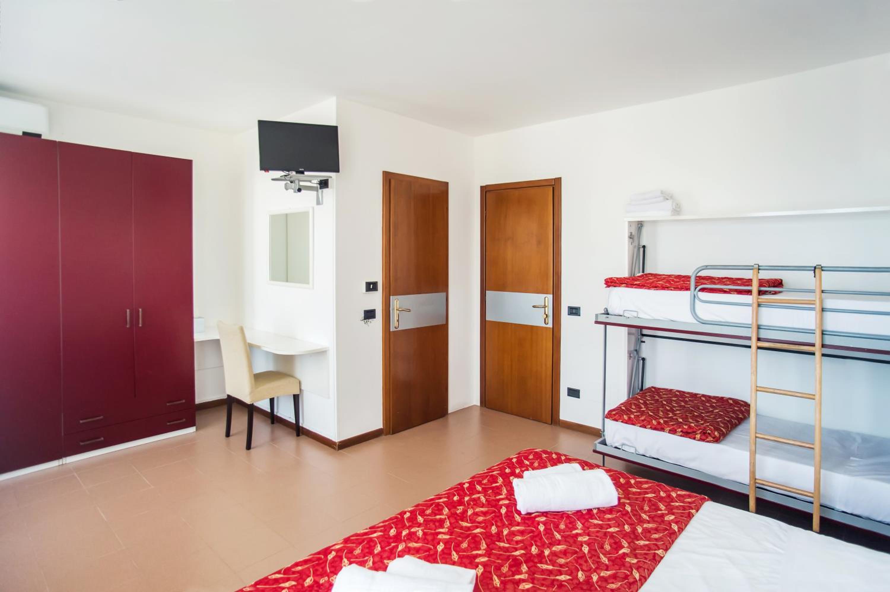 Quadruple Room - Photo 9