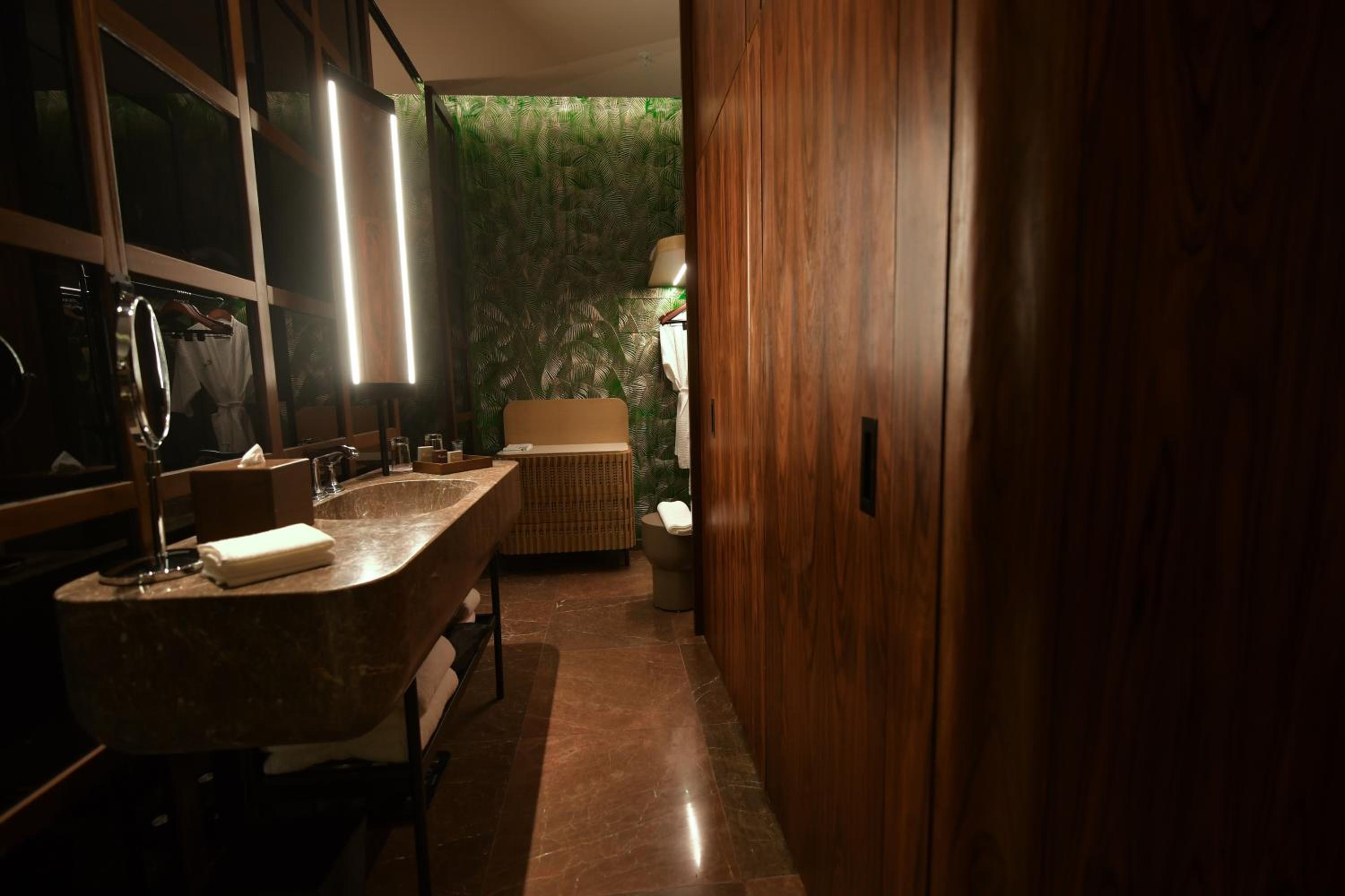 King Room with Pool View - Club Lounge Access photo 2