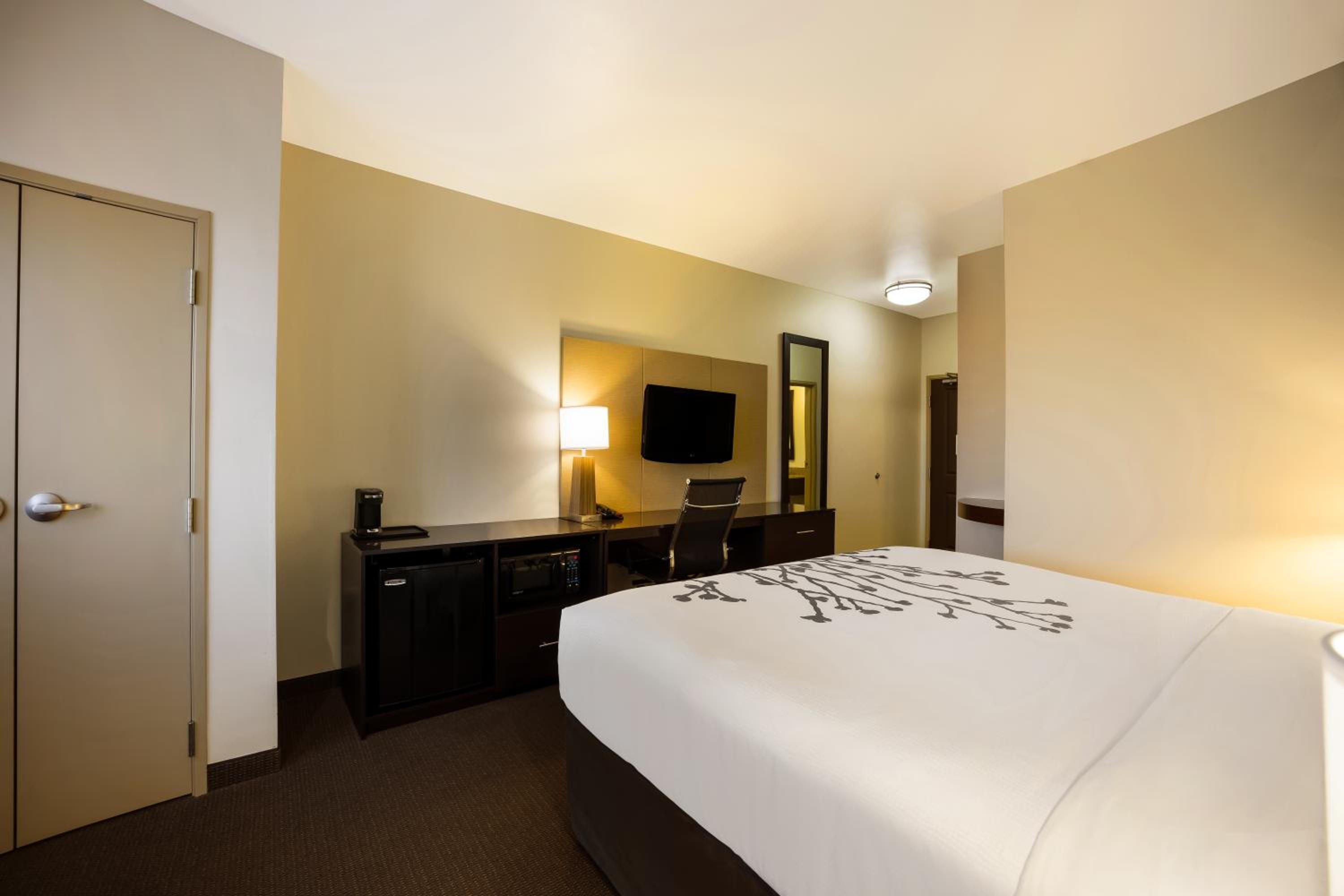 Standard King Room - Non-Smoking  - Photo 3