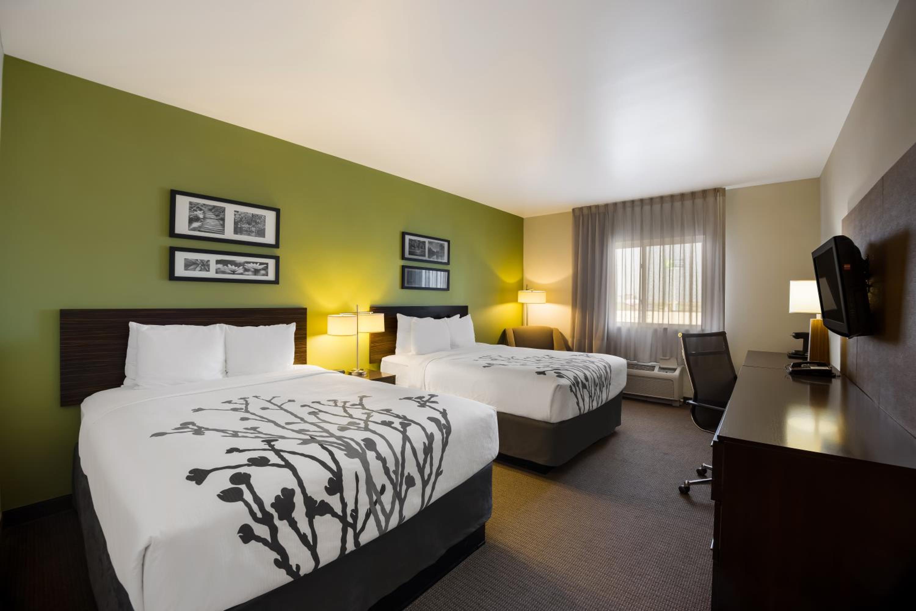Queen Room with Two Queen Beds - Non-Smoking - Photo 1