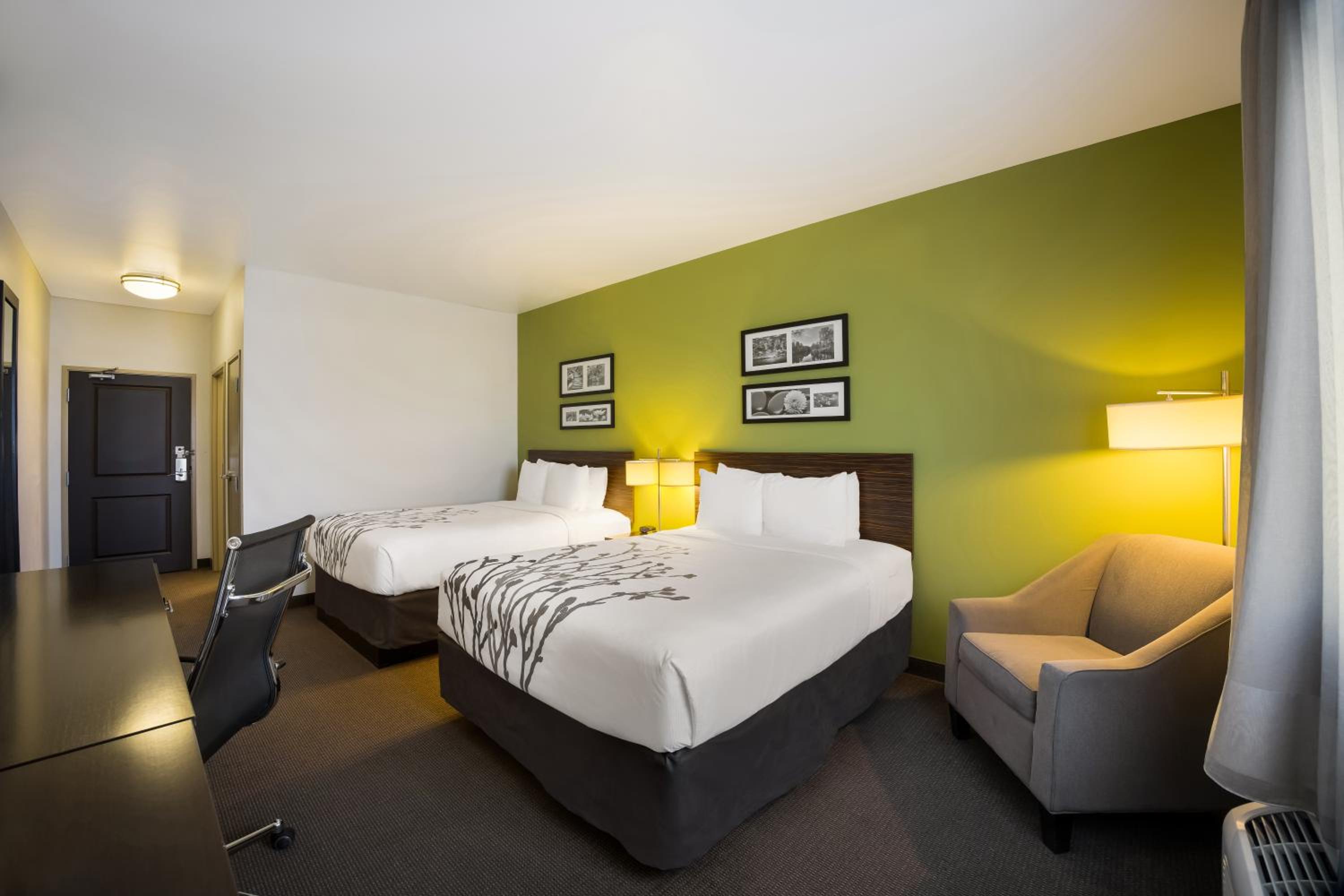 Queen Room with Two Queen Beds - Non-Smoking - Photo 4