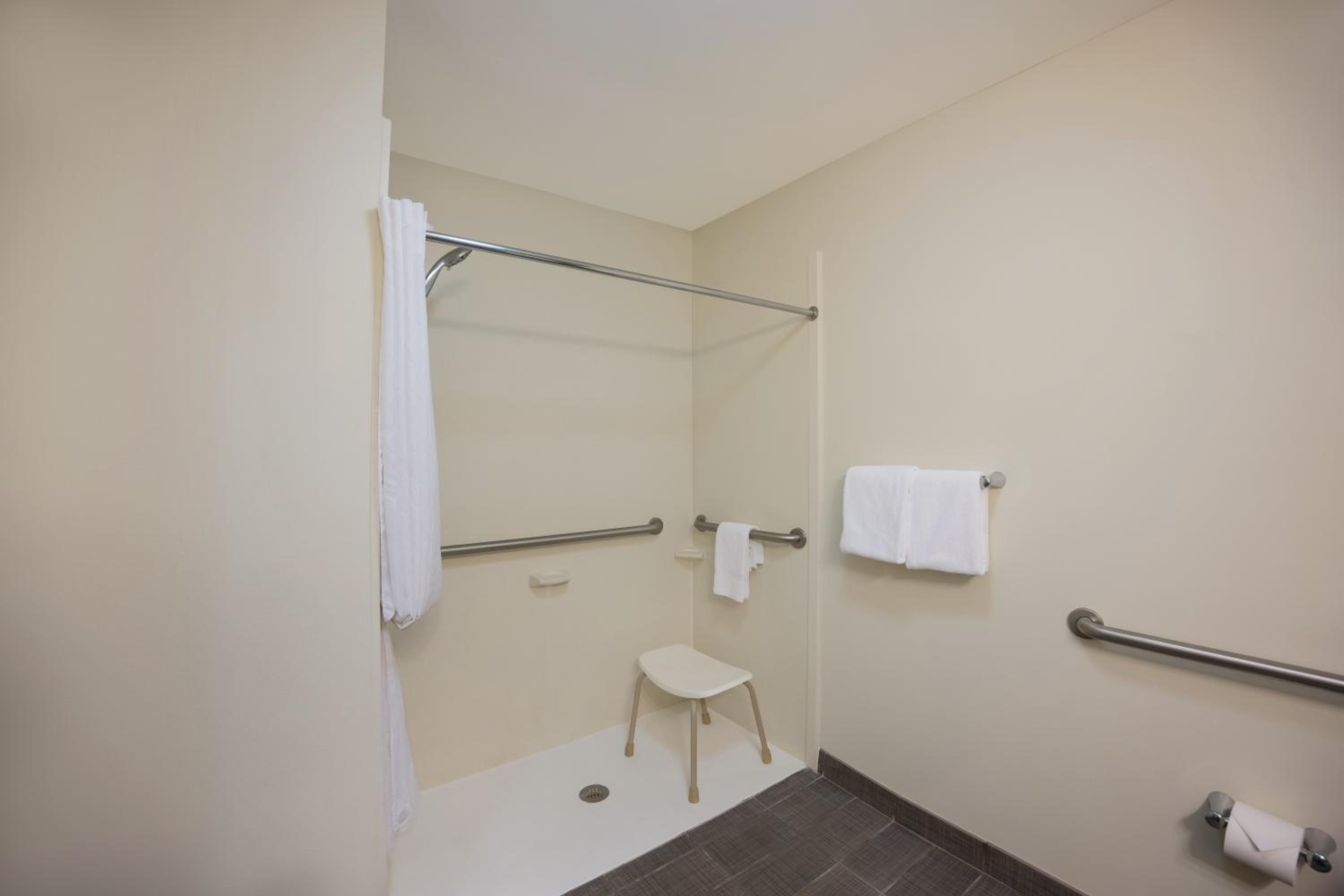 King Suite with Sofa Bed - Disability Access/Non-Smoking - Photo 5