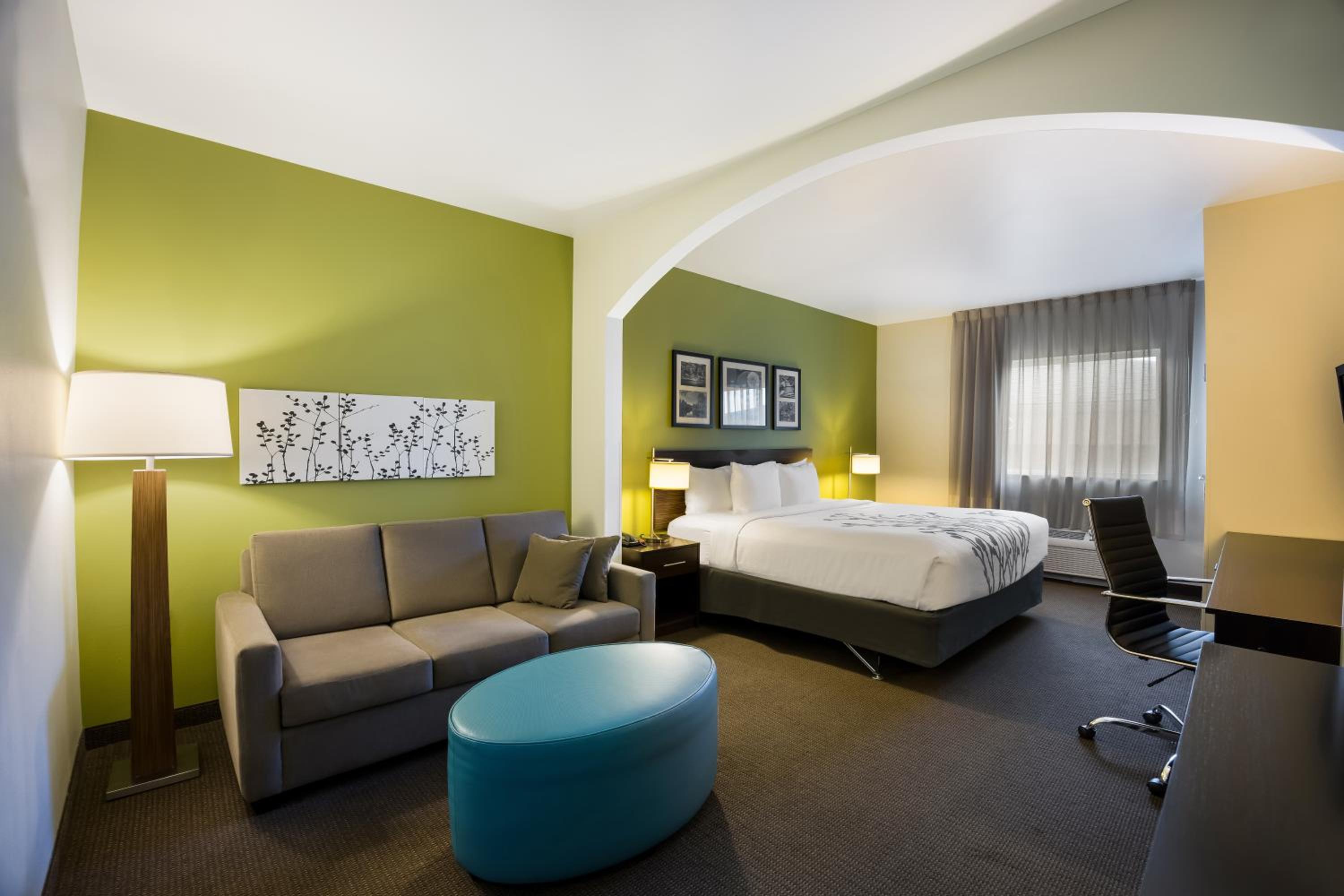 King Suite with Sofa Bed - Disability Access/Non-Smoking - Photo 3