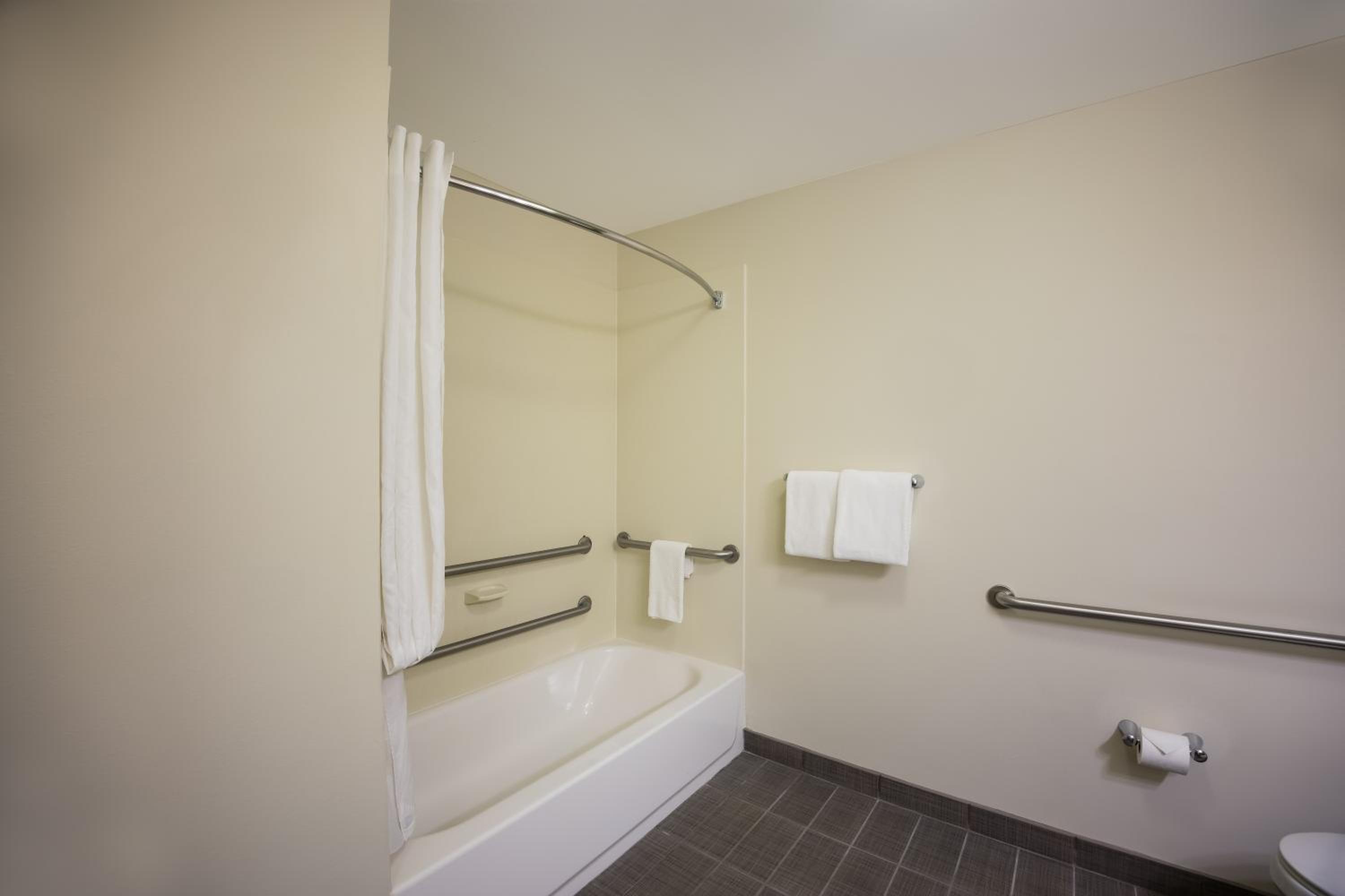 Queen Room with Two Queen Beds - Accessible/Non-Smoking  - Photo 2