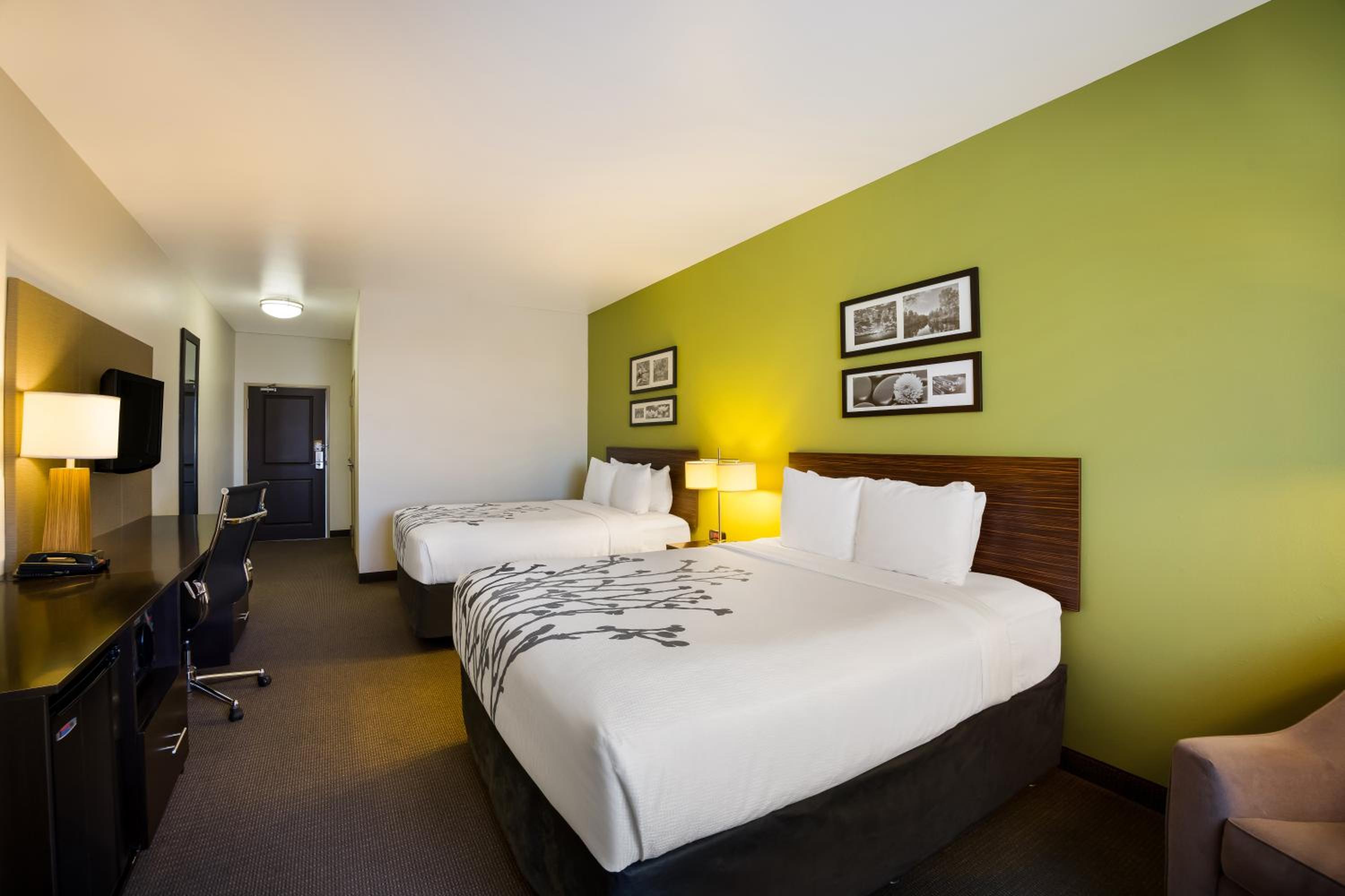 Queen Room with Two Queen Beds - Accessible/Non-Smoking  - Photo 3