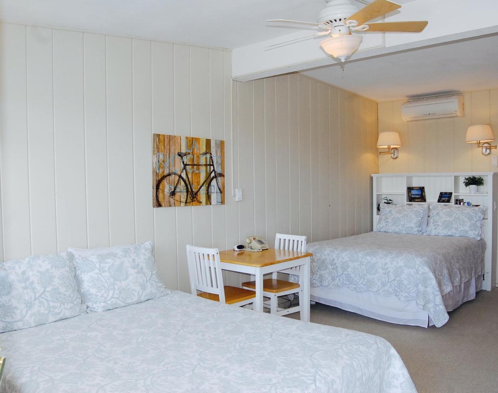 Queen Room with Two Queen Beds photo 2