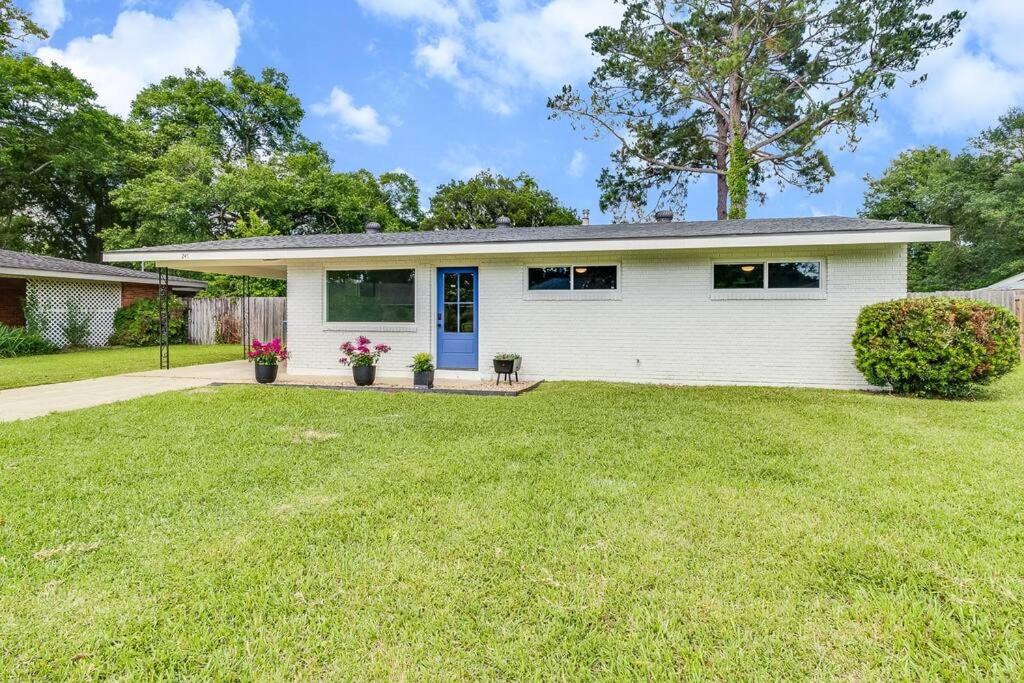 Three-Bedroom House photo 2
