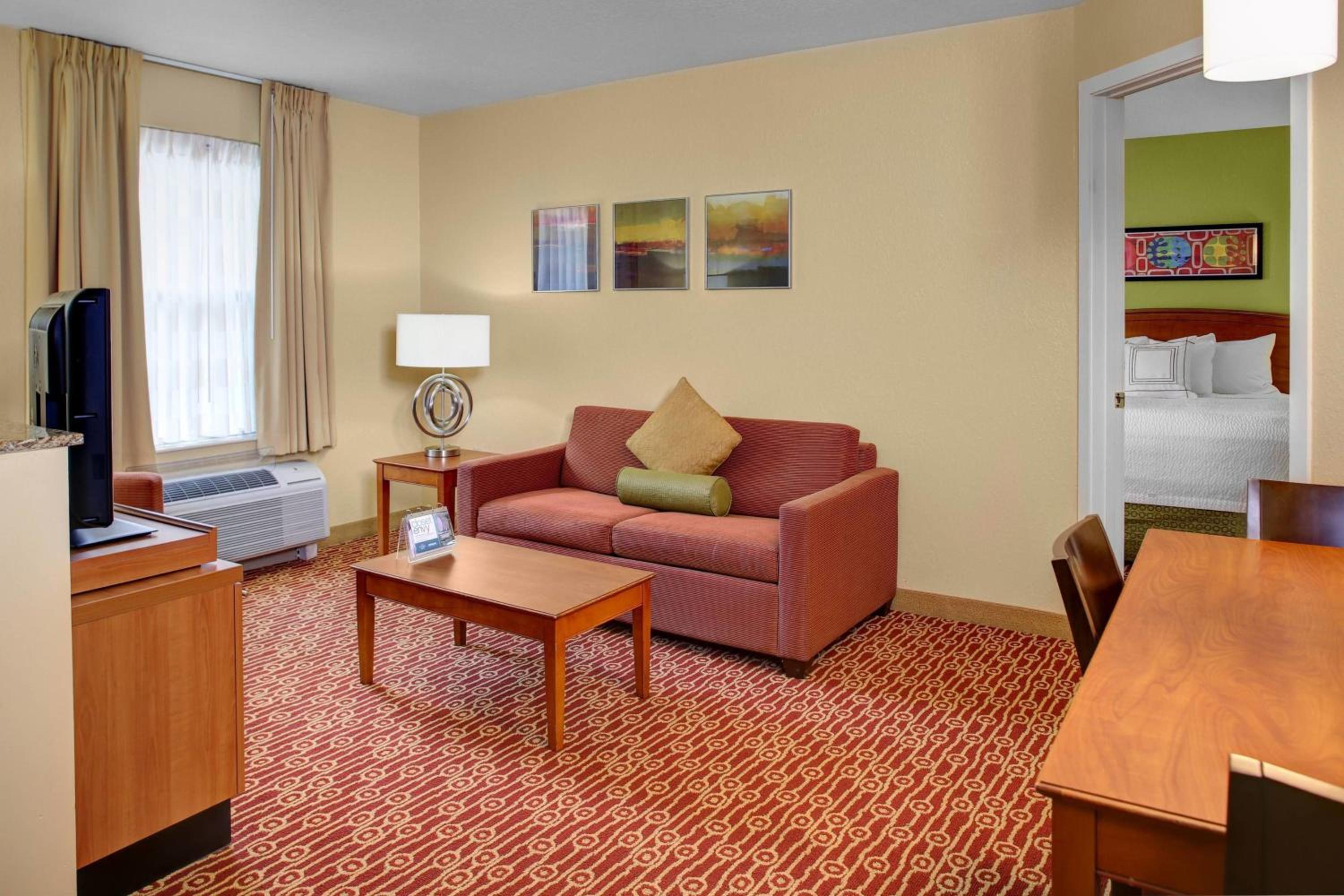 1 Bedroom Suite, 1 Queen, Sofa bed - Photo 1