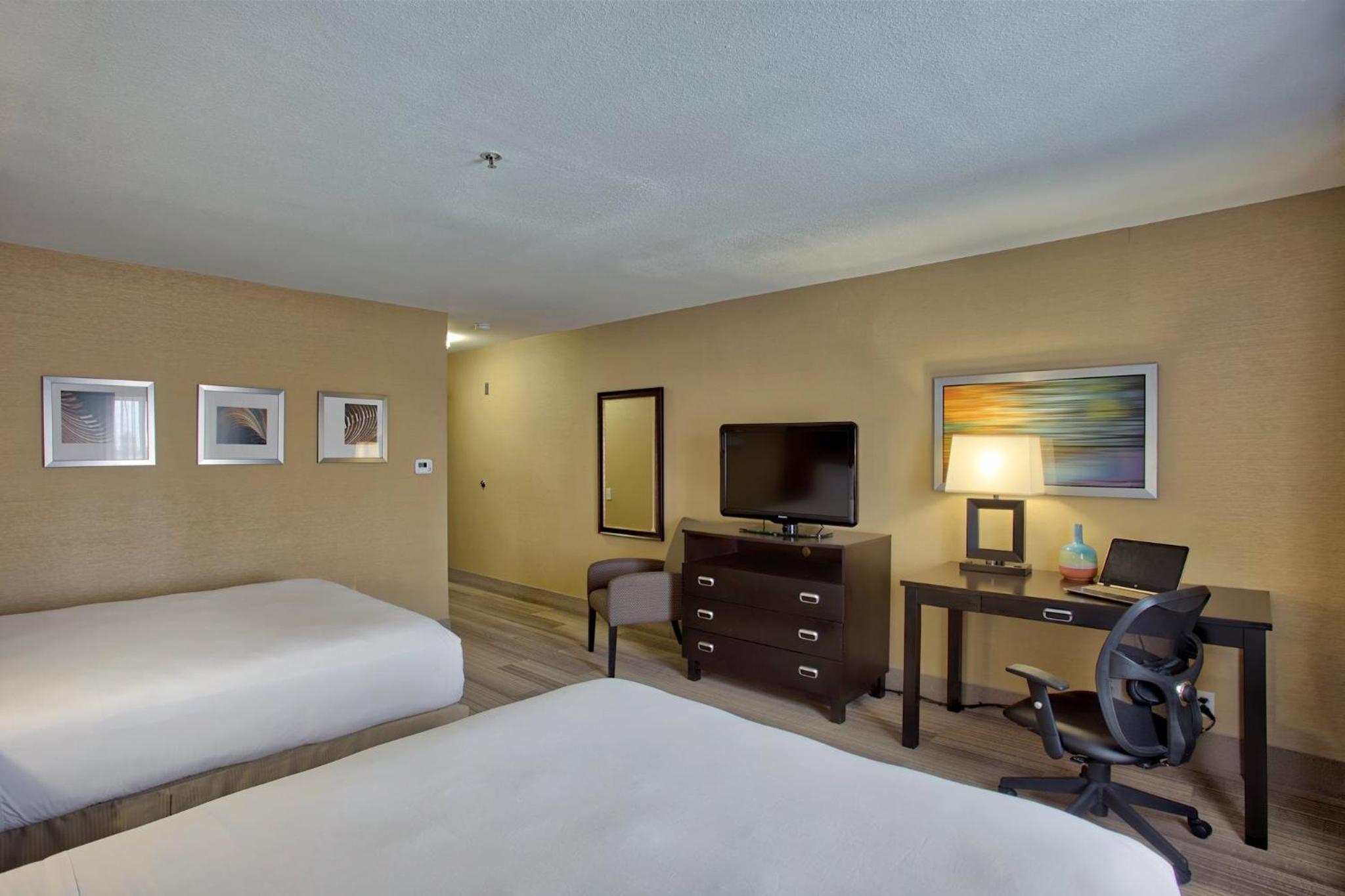 Standard Room With Two Queen Beds - Photo 7