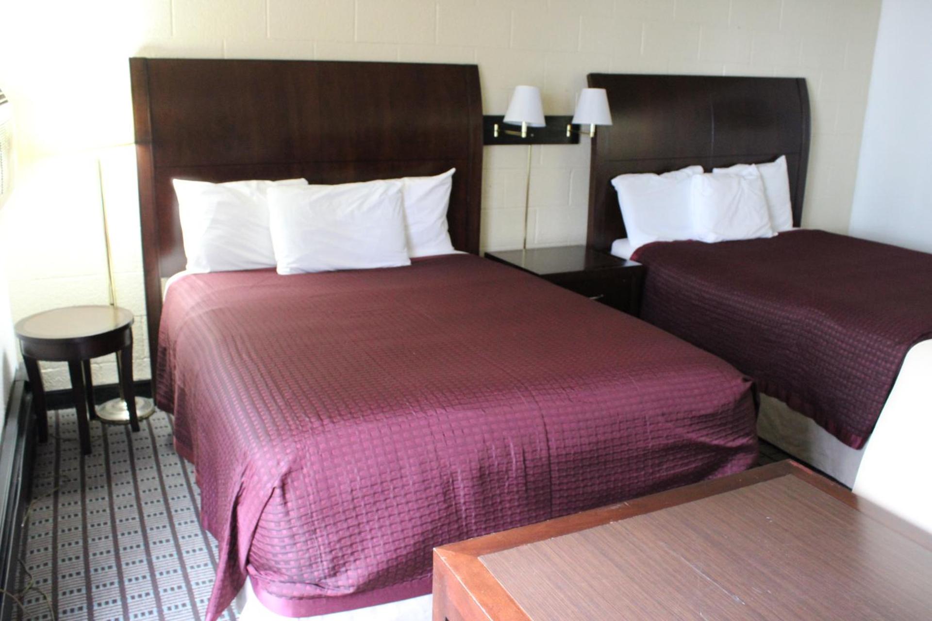 Queen Room with Two Queen Beds - Photo 3