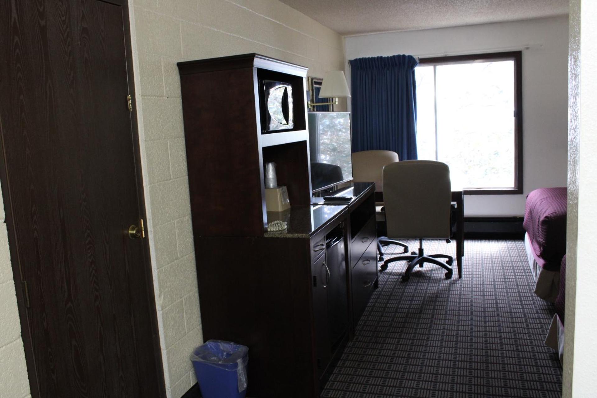 Queen Room with Two Queen Beds - Photo 2