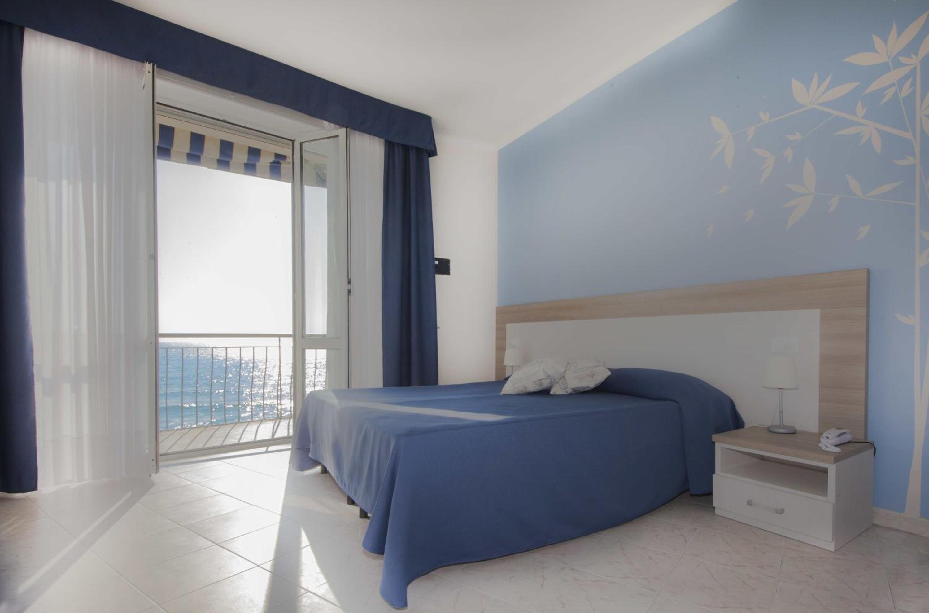 Double or Twin Room with Sea View photo 2