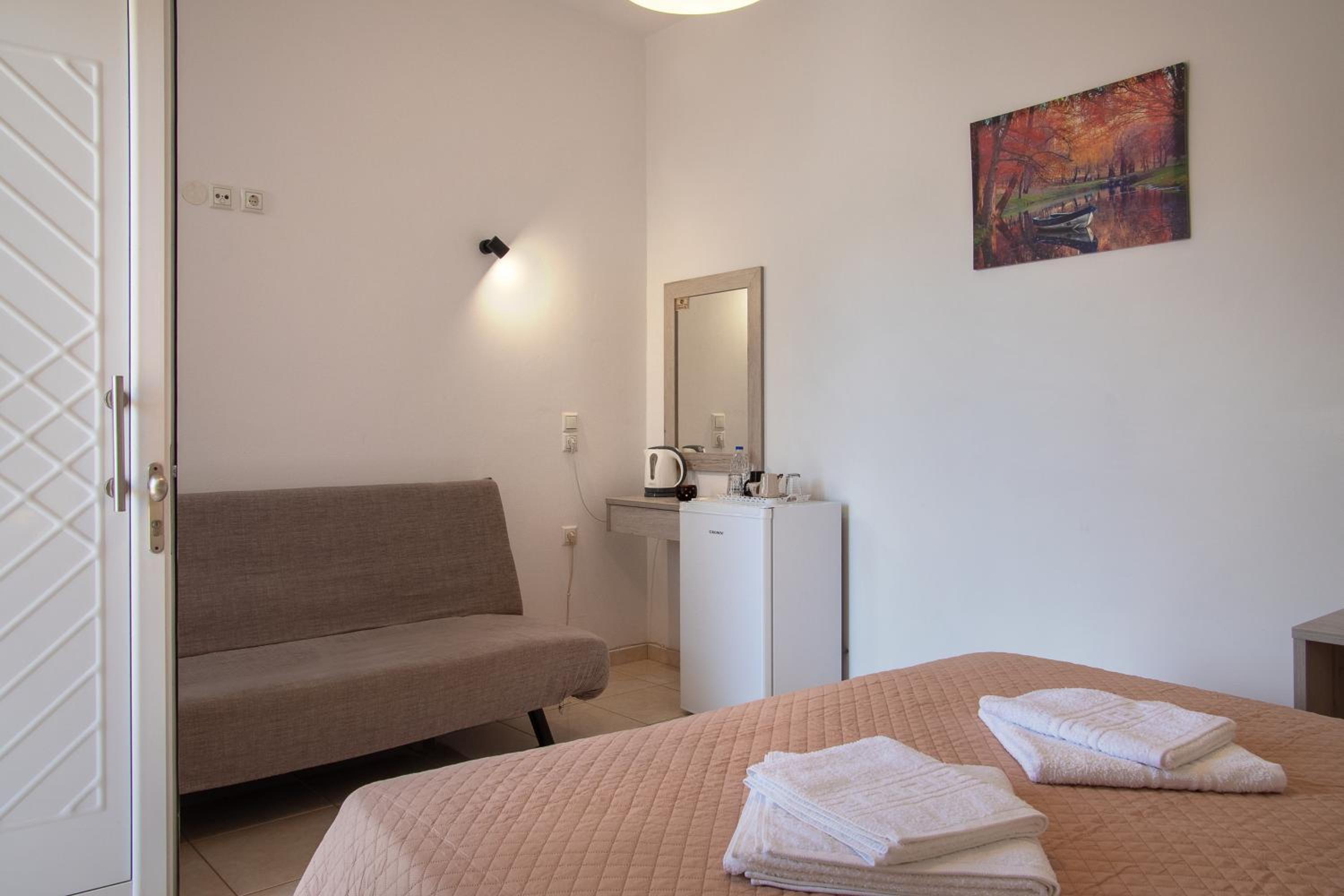 Budget Double Room - Photo 10