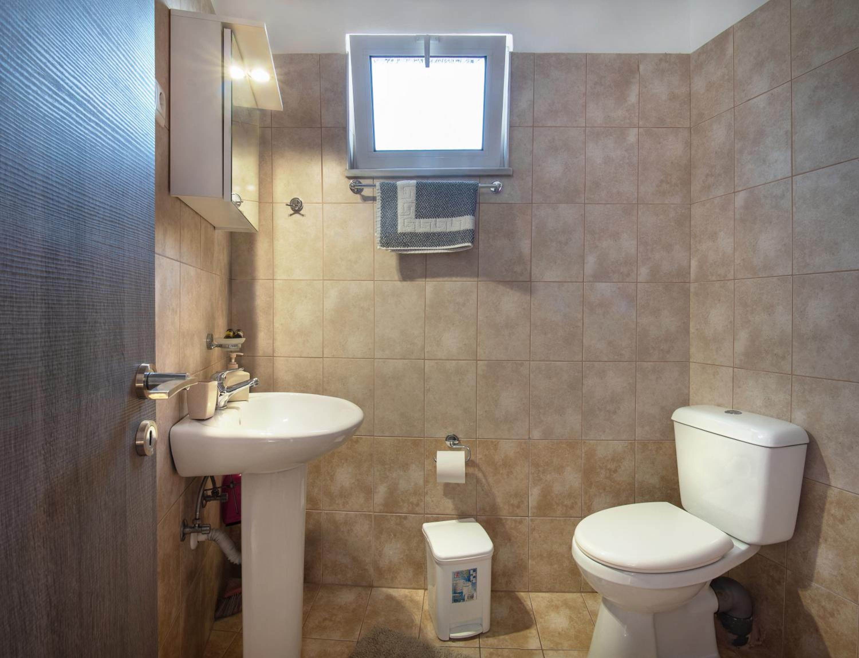 Budget Double Room - Photo 9