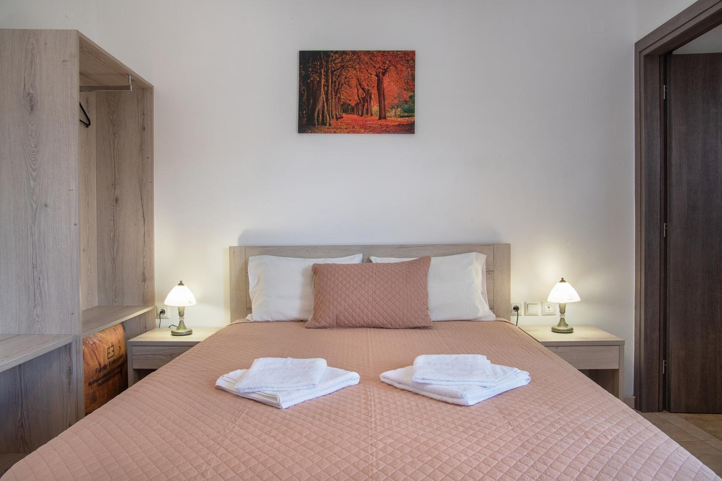 Budget Double Room - Photo 7