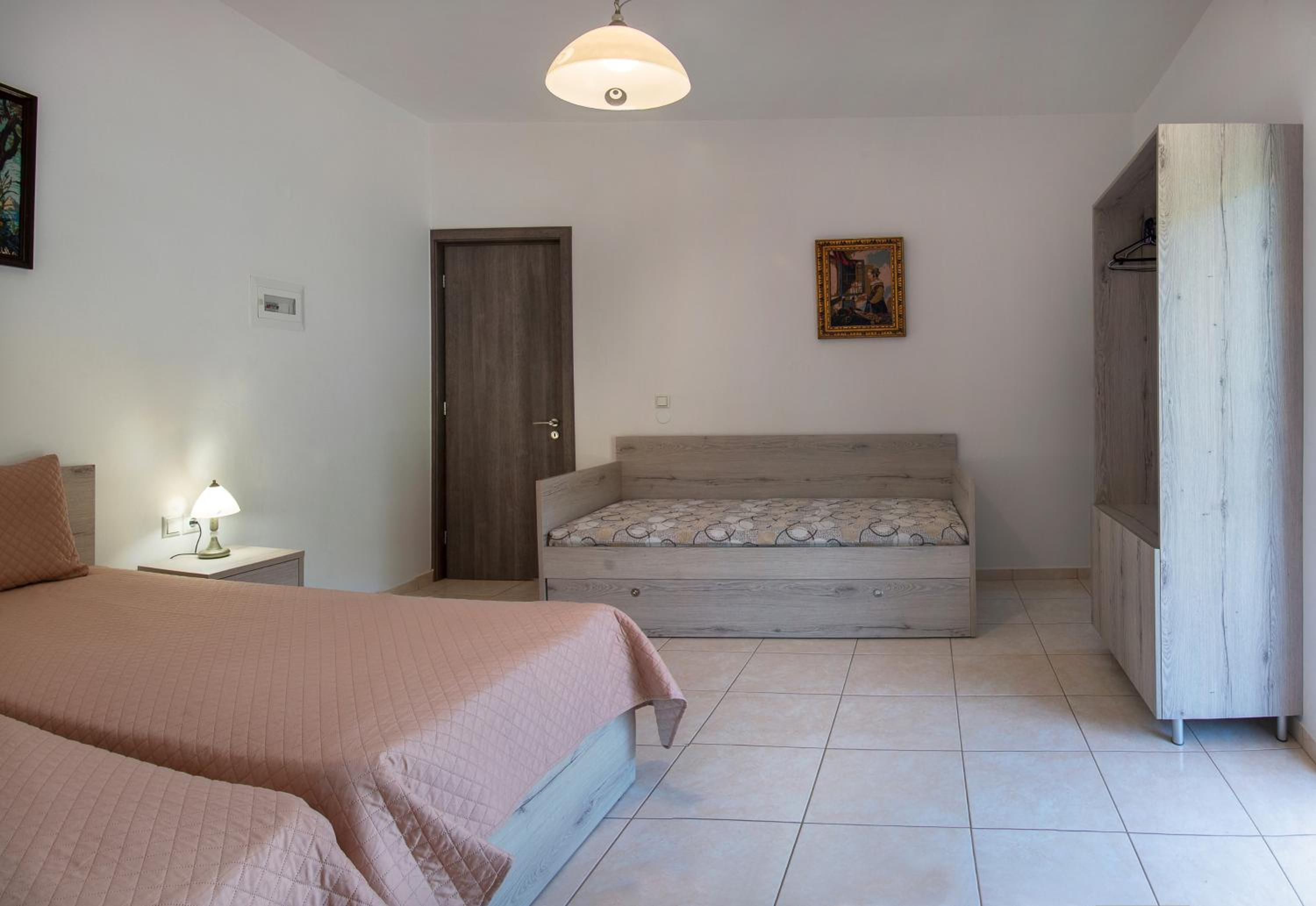 Quadruple Room with Lake View - Photo 10