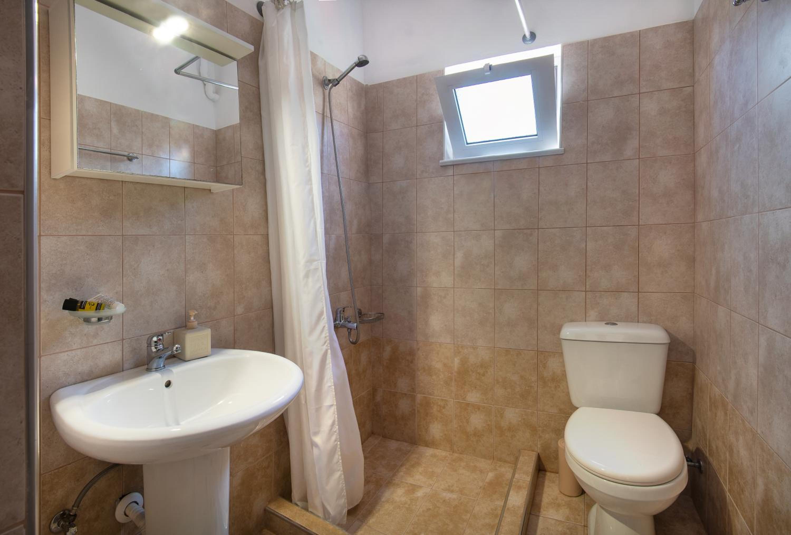 Quadruple Room with Lake View - Photo 6