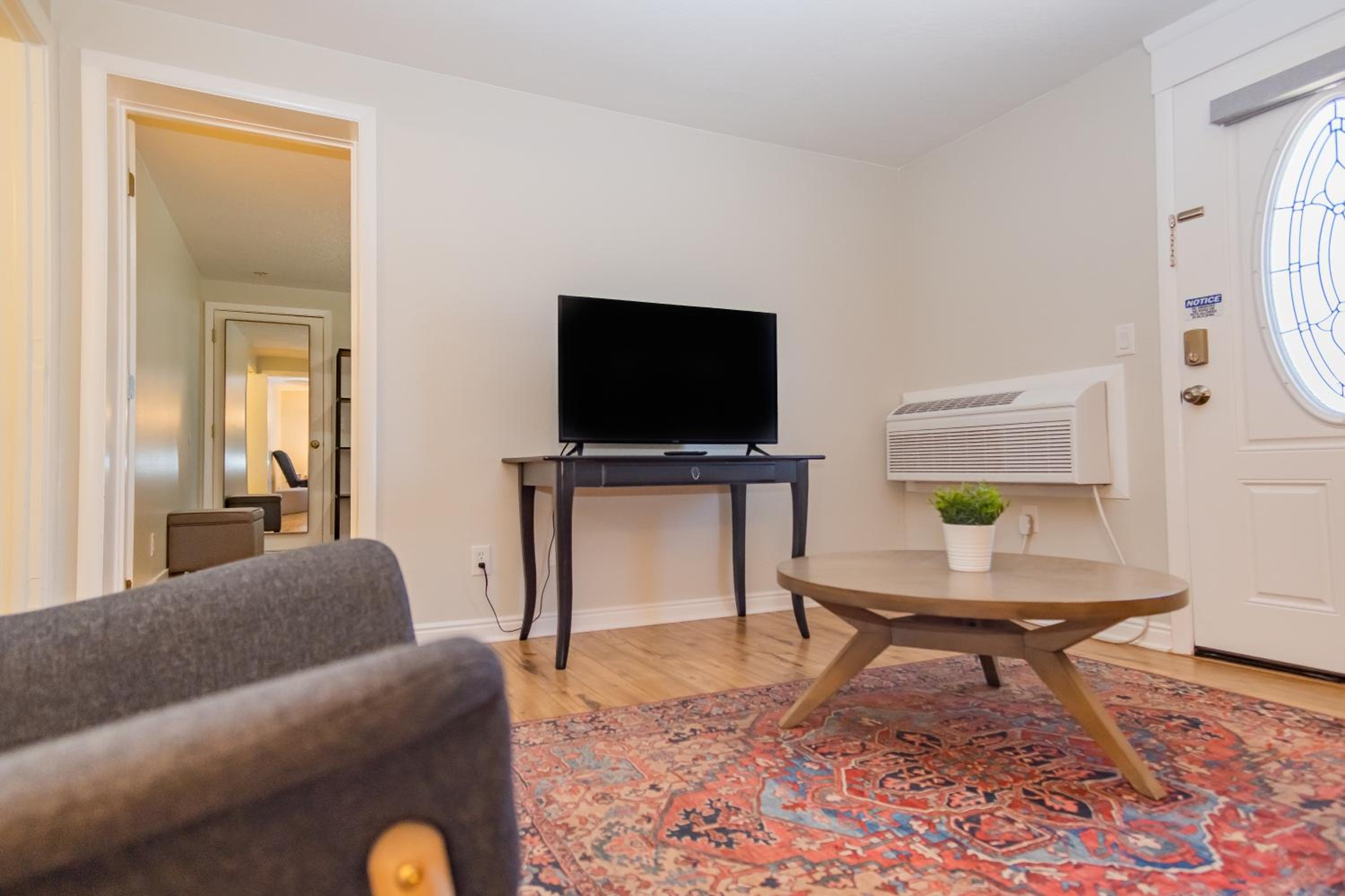 Suite - Photo 7